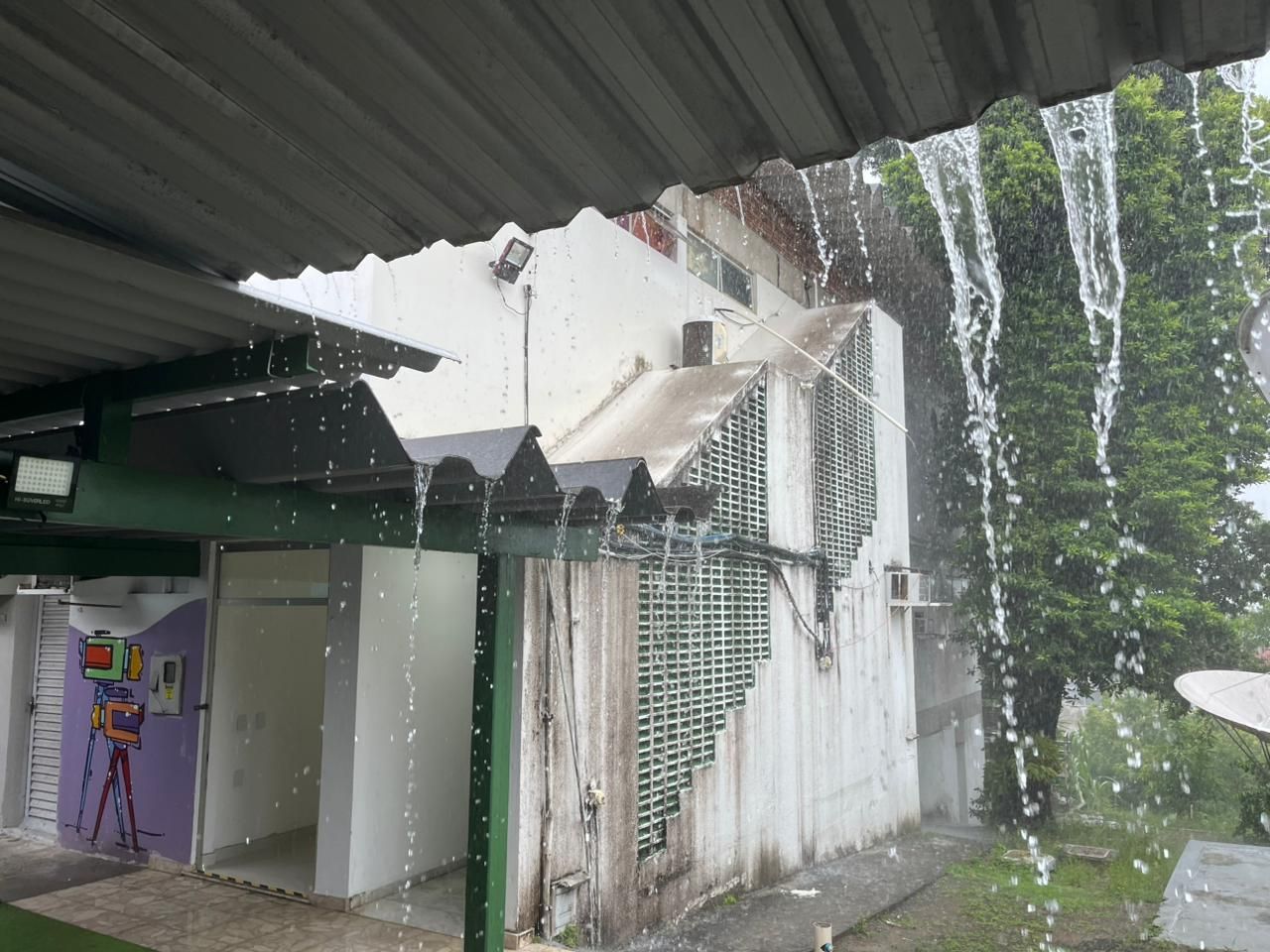 &Aacute;reas do litoral j&aacute; apresentam varia&ccedil;&otilde;es de nuvens, com possibilidade de pancadas de chuva e rajadas de vento. | Foto: Matheus Caldas