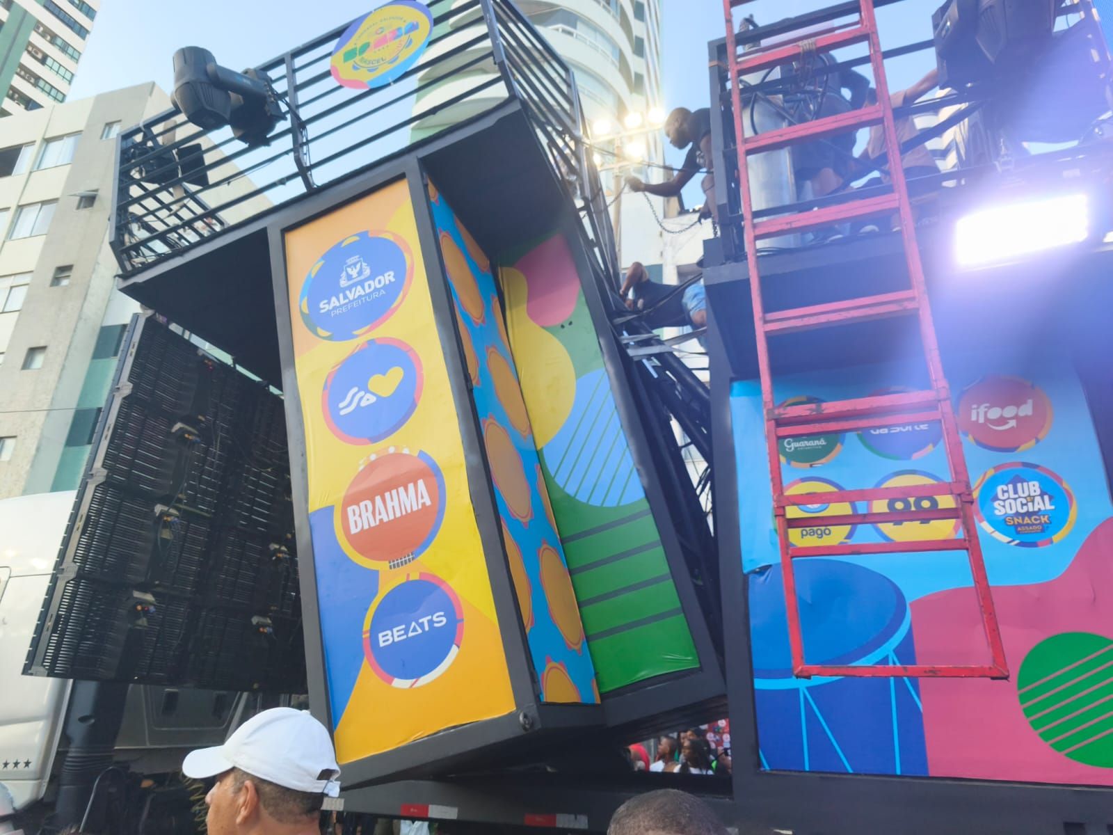 A parte frontal do trio el&eacute;trico da banda&nbsp;Pagod'art cedeu no fim da tarde deste s&aacute;bado (7), durante a passagem do grupo pelo Furdun&ccedil;o. | Foto: Raissa Gomes/Aratu On