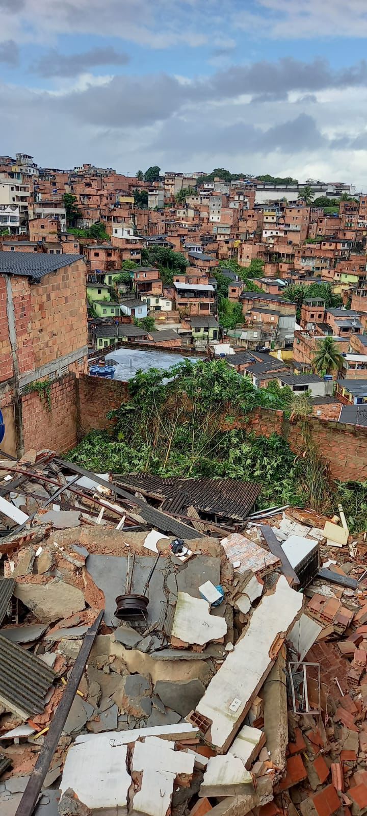 Entre as medidas adotadas est&atilde;o a distribui&ccedil;&atilde;o de colch&otilde;es, cestas b&aacute;sicas, kits de higiene, kits dormit&oacute;rio e outros itens de primeira necessidade. | Foto: Divulga&ccedil;&atilde;o