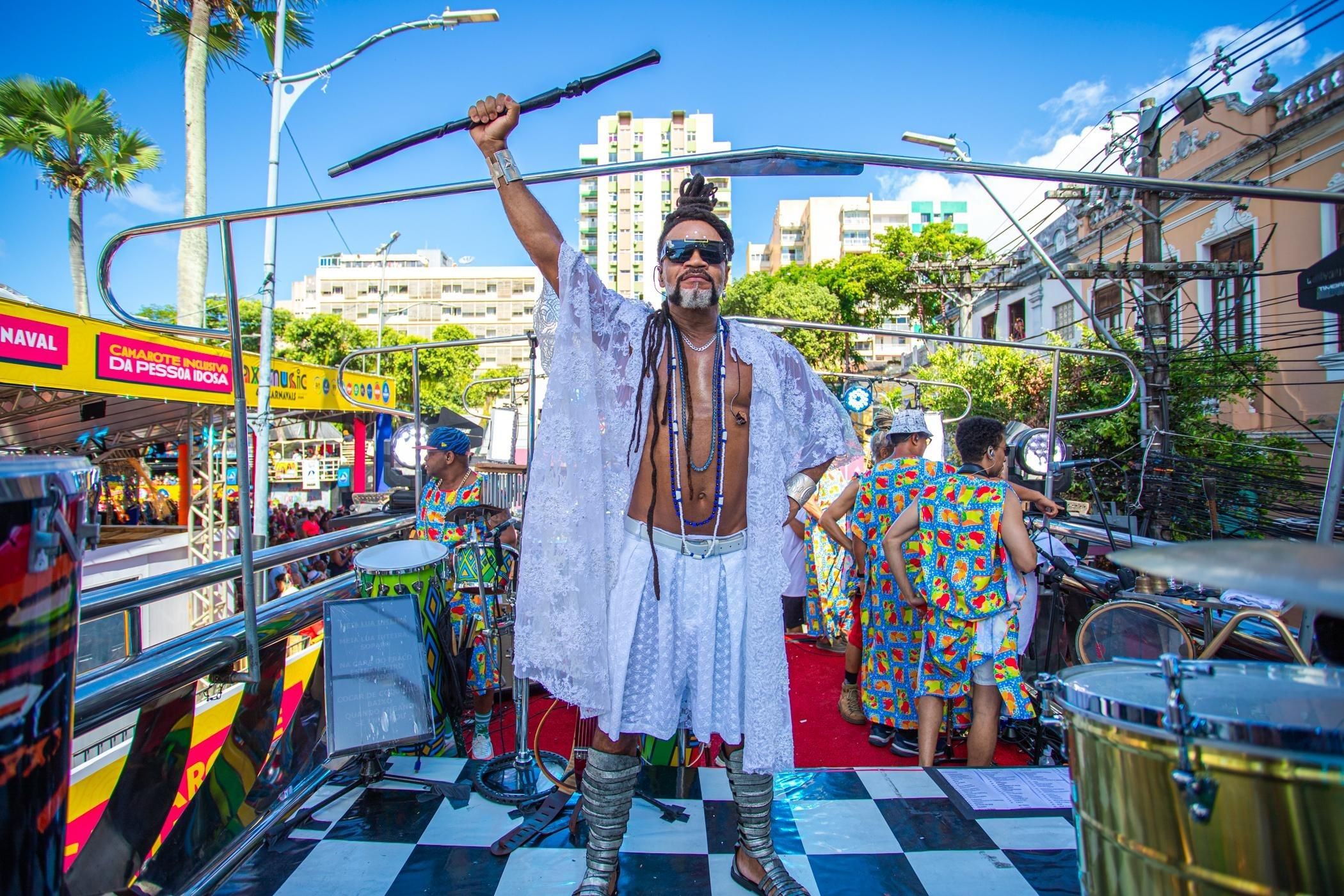 Dono de uma carreira consolidada na m&uacute;sica brasileira, Carlinhos Brown construiu uma trajet&oacute;ria marcada por sucessos autorais. | Foto: Igor Santos/Secom e Gilberto J&uacute;nior/Secom