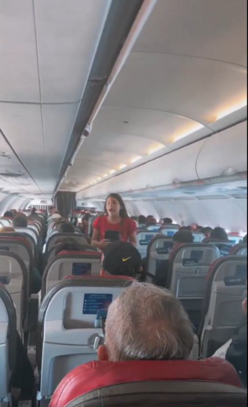 Uma pastora mirim viralizou nas redes sociais ap&oacute;s publicar um v&iacute;deo em que aparece fazendo uma prega&ccedil;&atilde;o dentro de um avi&atilde;o. | Foto: Redes Sociais