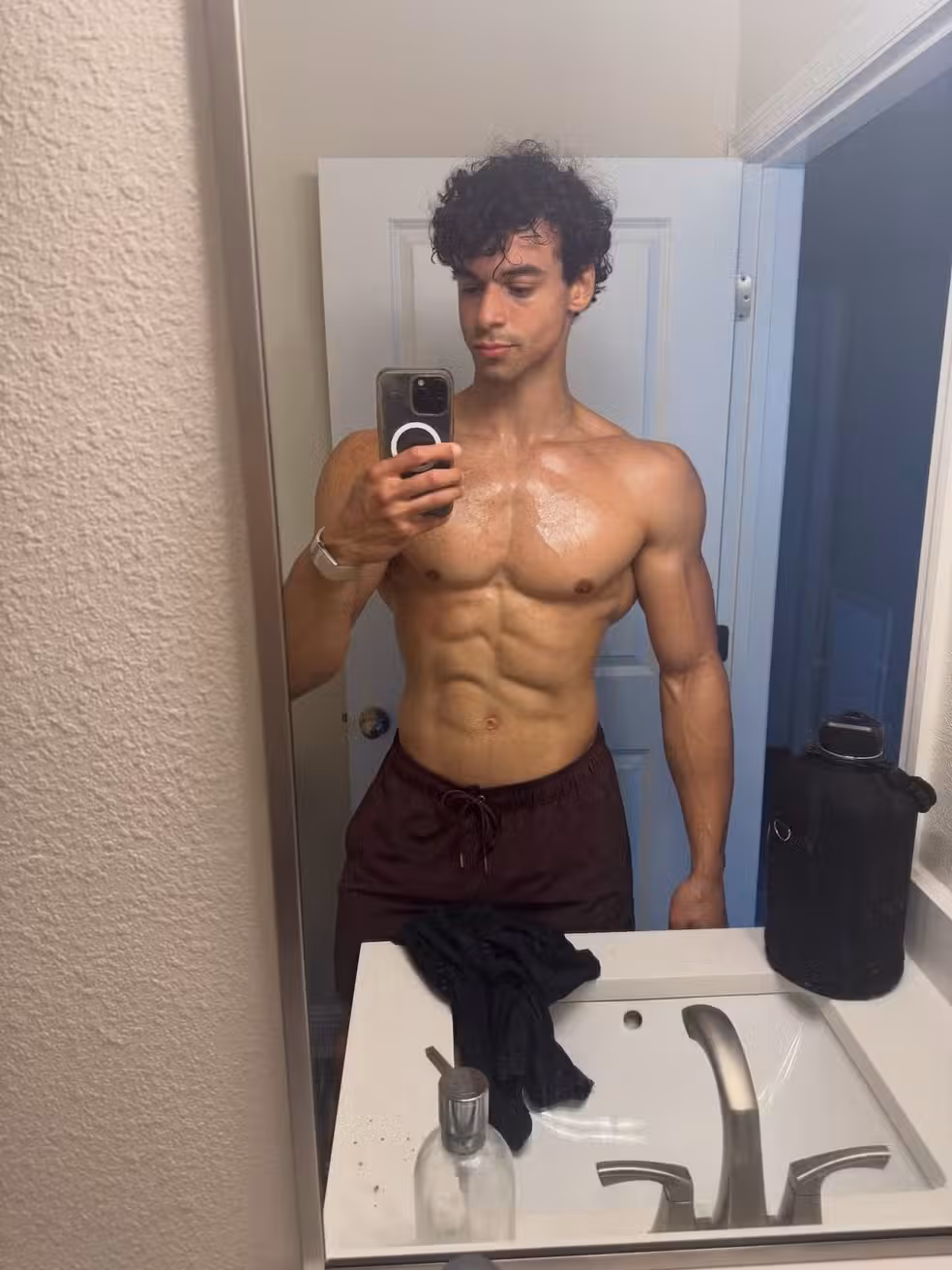 Aos 22 anos, o jovem vai estrear nos palcos do fisiculturismo. | Foto: Redes Sociais