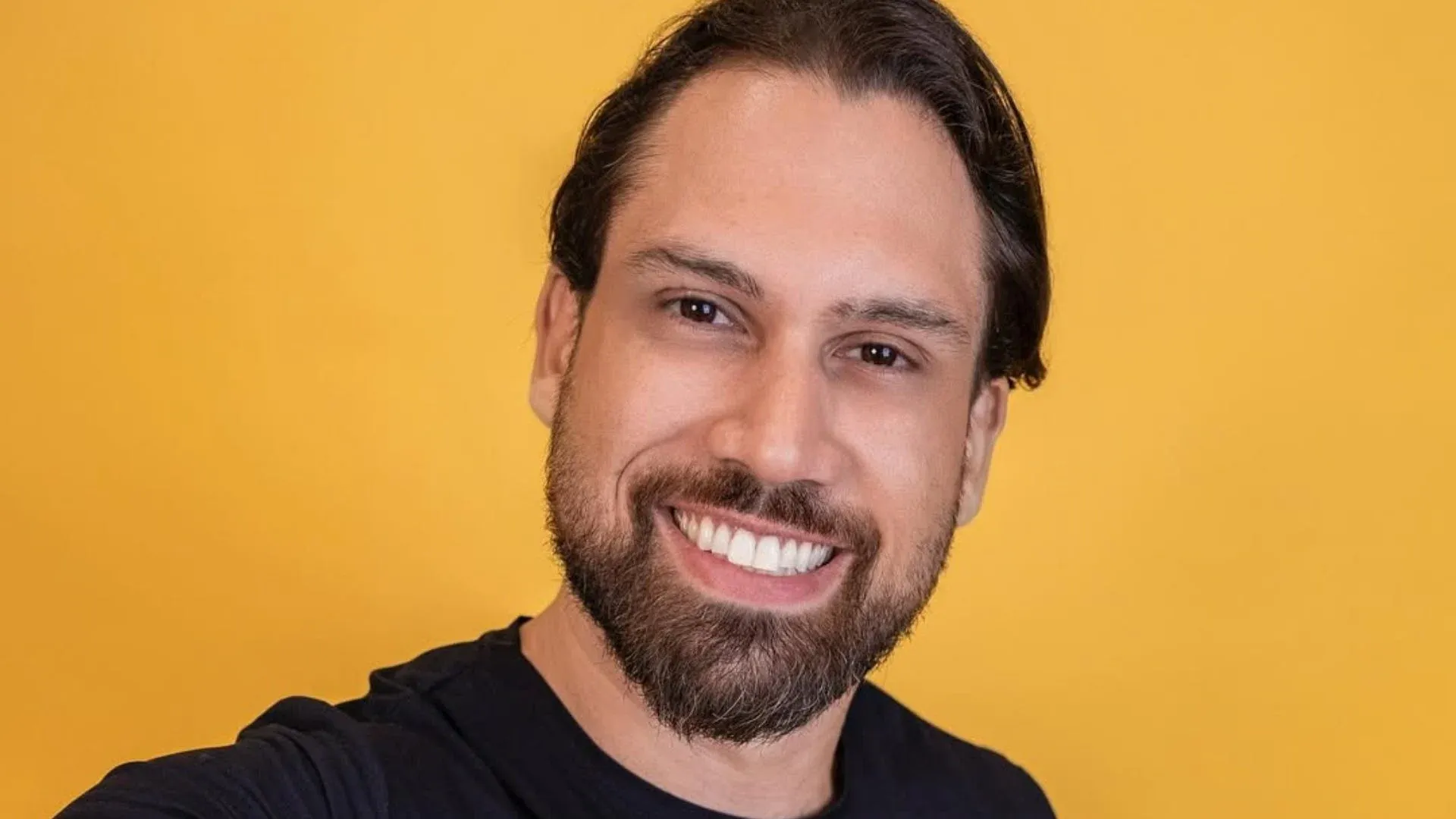 A imagem, publicada no Instagram em 2015, mostra Brigido utilizando um efeito com a bandeira do arco-íris. | Foto: TV Globo