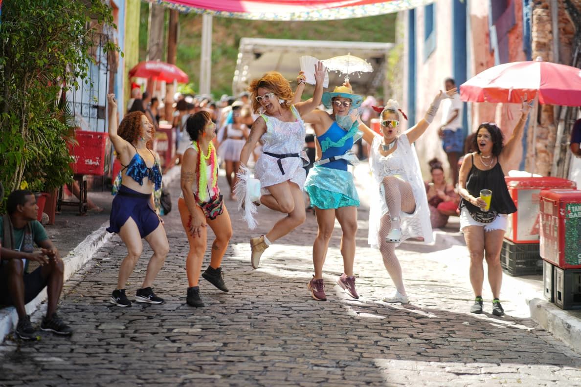 Fantasia, glitter e cerveja gelada seguem como itens quase obrigat&oacute;rios do Carnaval, mas o custo da folia tem aumentado. | Foto: Fred Pontes/Ag. Fred Pontes