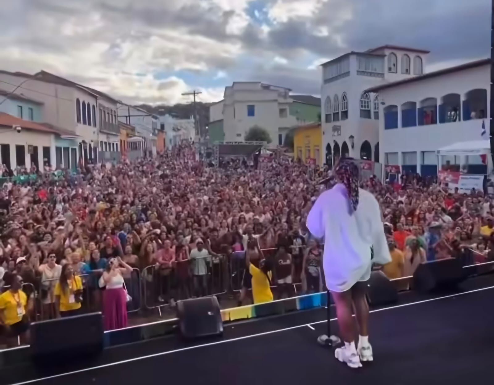 Público acompanha Liniker horas antes de show, em passagem de som na Bahia, na cidade de Lençóis. Foto: Reprodução / Redes sociais