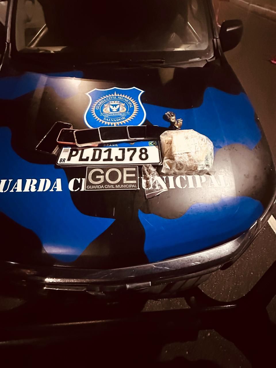 Durante a fiscaliza&ccedil;&atilde;o, os agentes constataram que o carro possu&iacute;a restri&ccedil;&atilde;o e circulava com placas adulteradas. | Foto: GCM