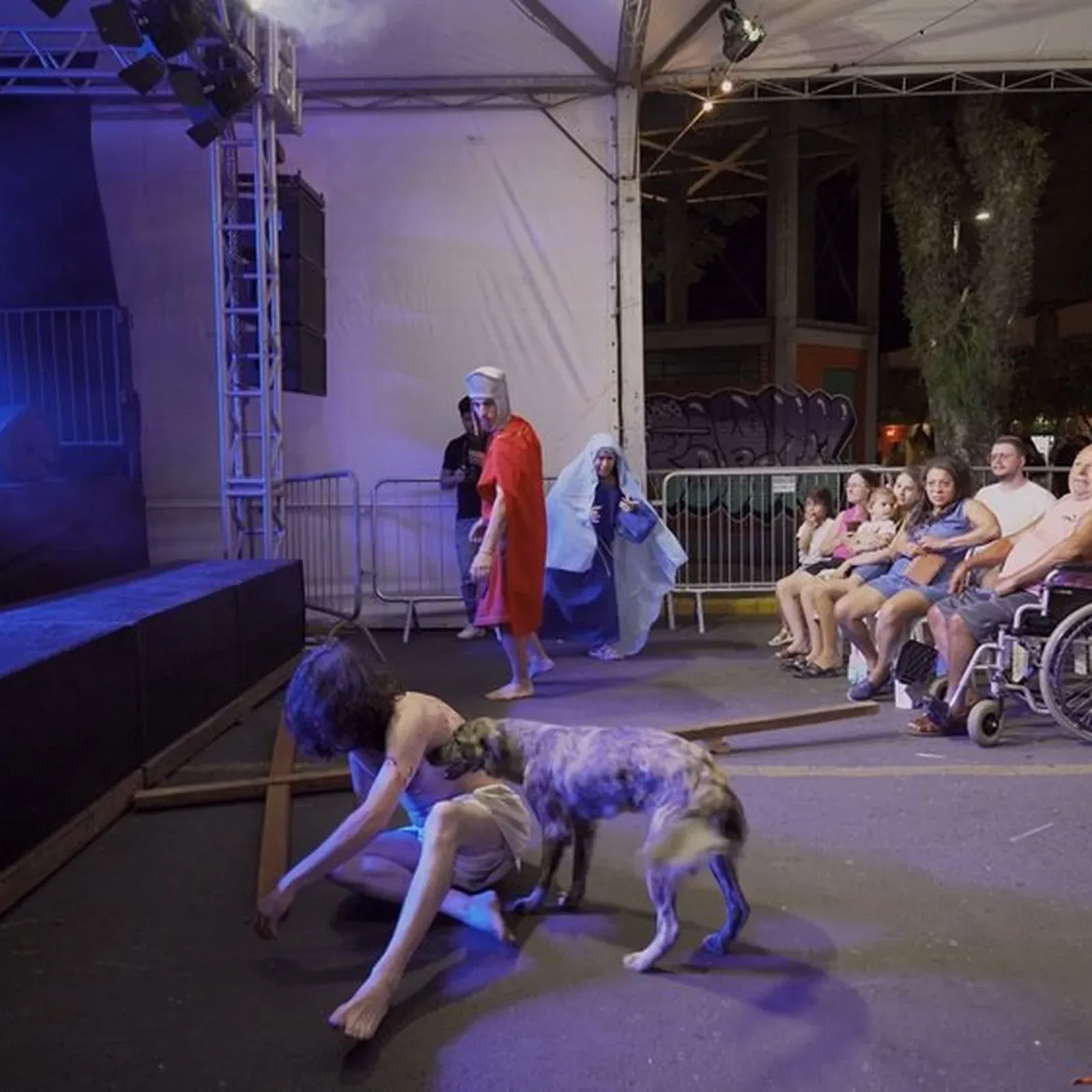 Uma cachorrinha chamou aten&ccedil;&atilde;o ao subir no palco durante uma encena&ccedil;&atilde;o da Paix&atilde;o de Cristo, realizada no &uacute;ltimo s&aacute;bado (28). | Foto: Redes Sociais