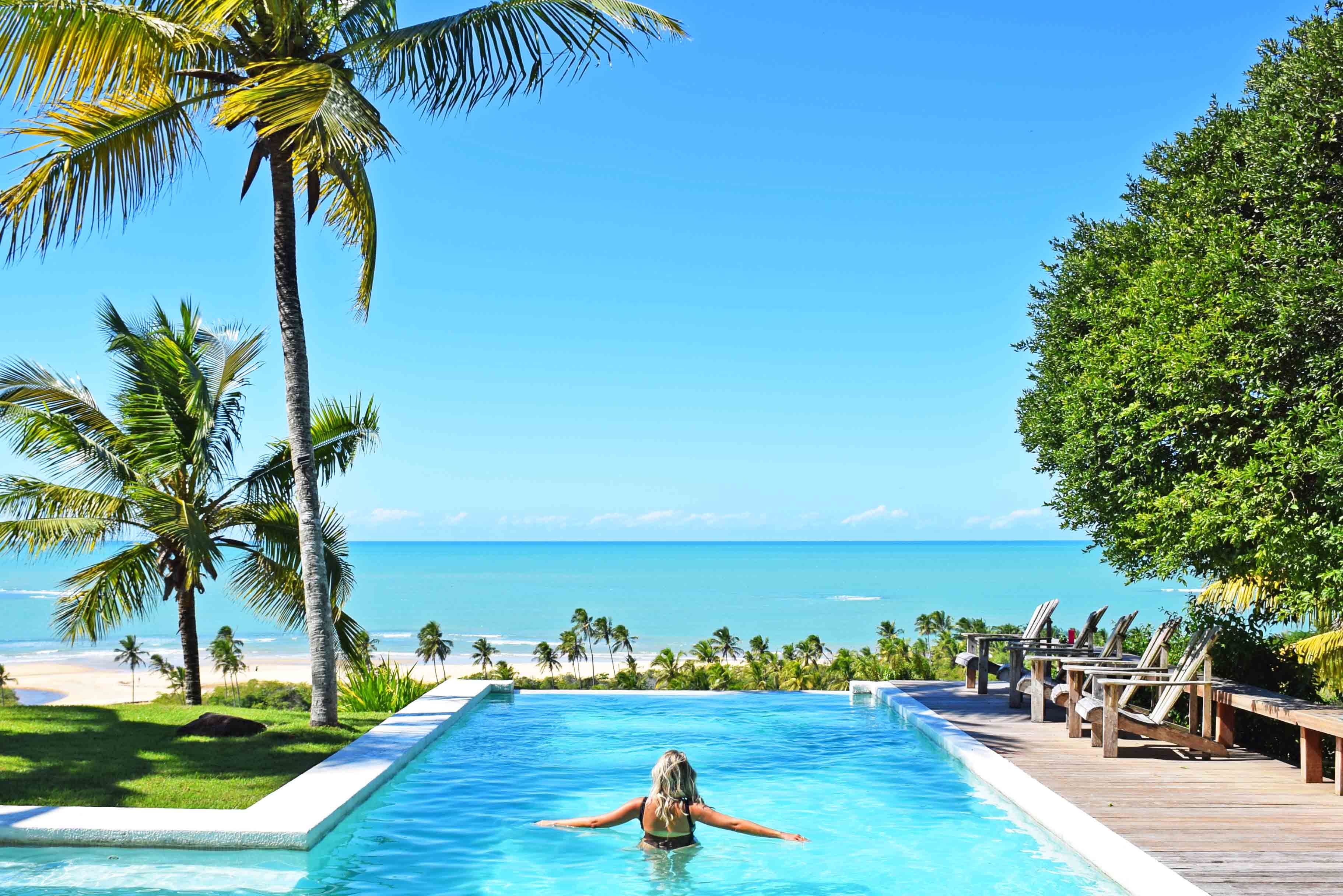 O mar cristalino, as piscinas naturais, a extensa área de coqueiros e as falésias estão entre as características de Trancoso que atrai os famosos. | Foto: Lala Rebelo