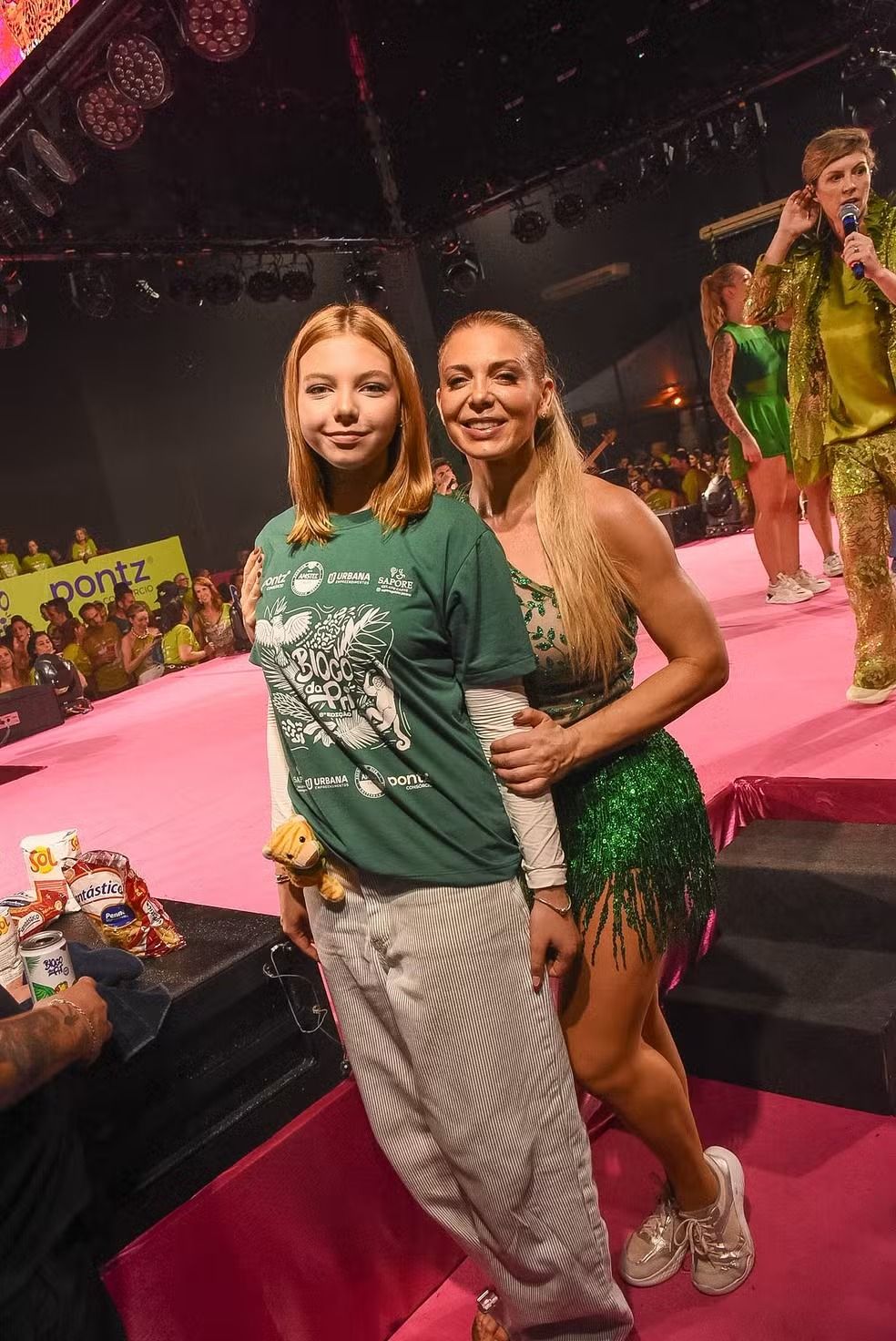 Sheila Mello entrou de vez no clima do Carnaval e levou a filha, Brenda, de 12 anos, para curtir um pr&eacute;-Carnaval no &uacute;ltimo s&aacute;bado (31). | Foto: Brazil News