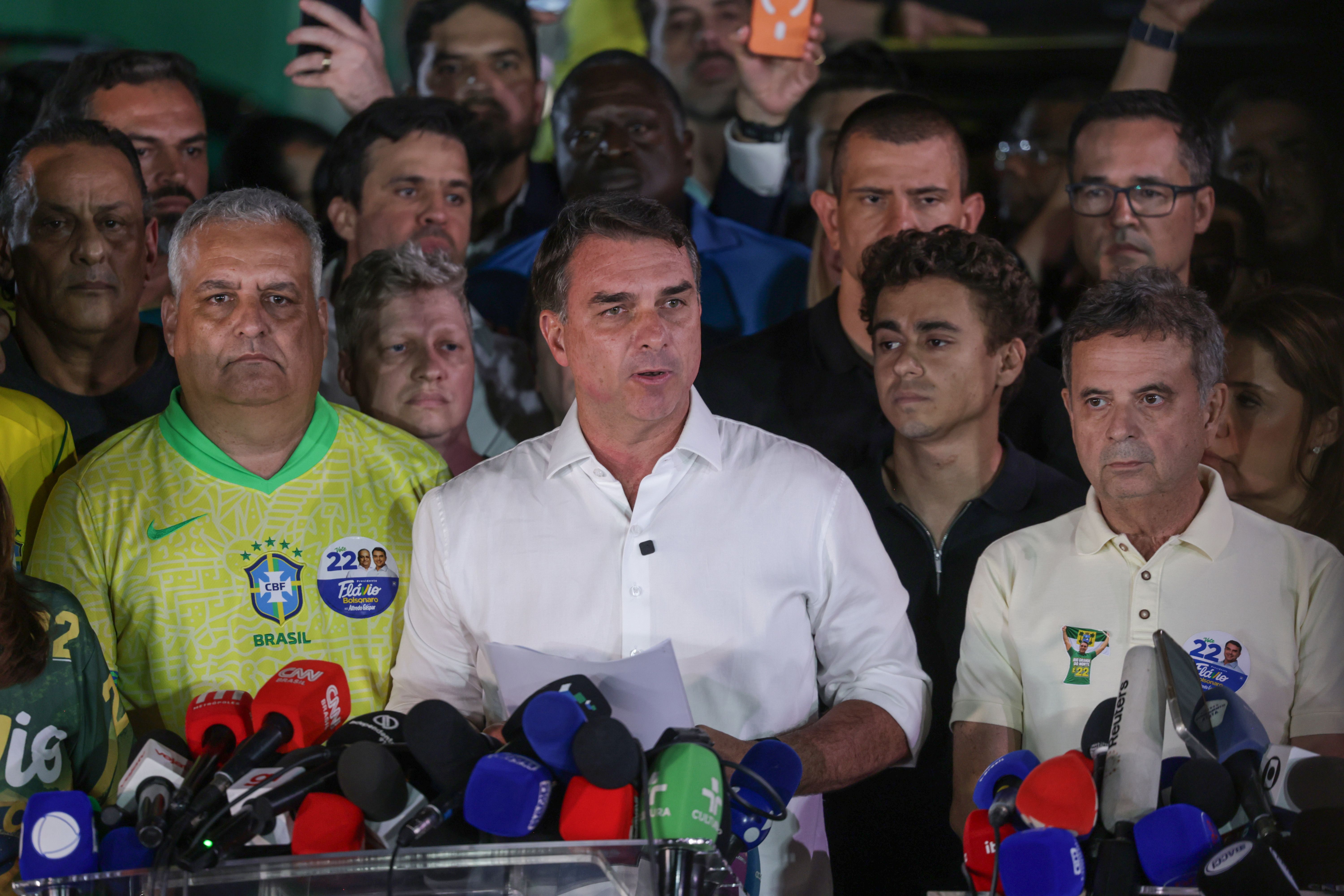 Antes do in&iacute;cio da apura&ccedil;&atilde;o, Nikolas Ferreira j&aacute; havia demonstrado confian&ccedil;a na vit&oacute;ria de Fl&aacute;vio. | Foto: Jo&eacute;dson Alves/Ag&ecirc;ncia Brasil