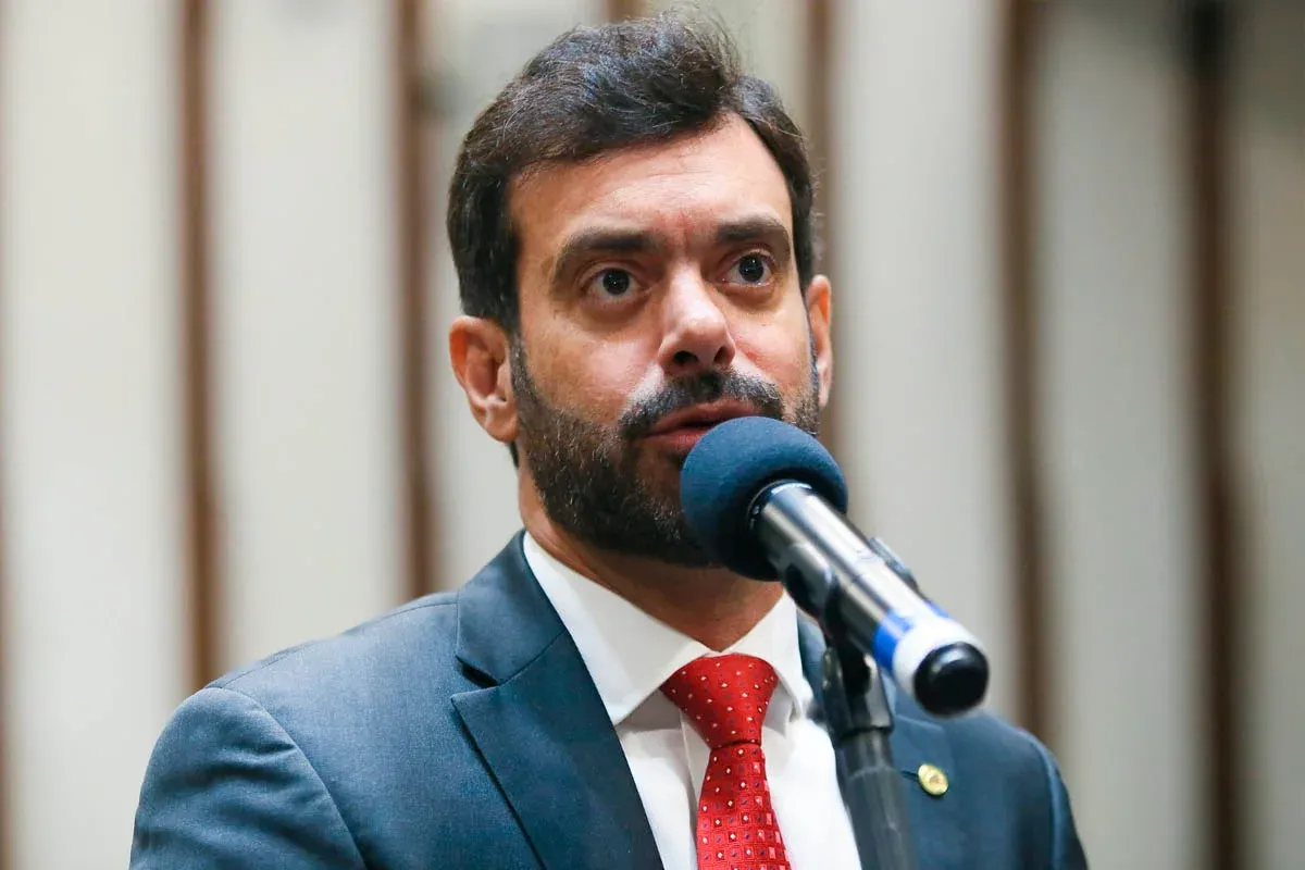 O l&iacute;der da oposi&ccedil;&atilde;o na AL-BA, Tiago Correia (PSDB), criticou a postura de Ol&iacute;via Santana (PCdoB) em rela&ccedil;&atilde;o a Edson Gomes. | Foto: Redes Sociais