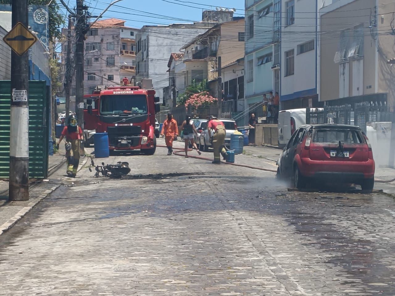 As chamas se espalharam e atingiram um carro vermelho que estava estacionado nas proximidades. | Foto: Dinaldo dos Santos/Aratu On