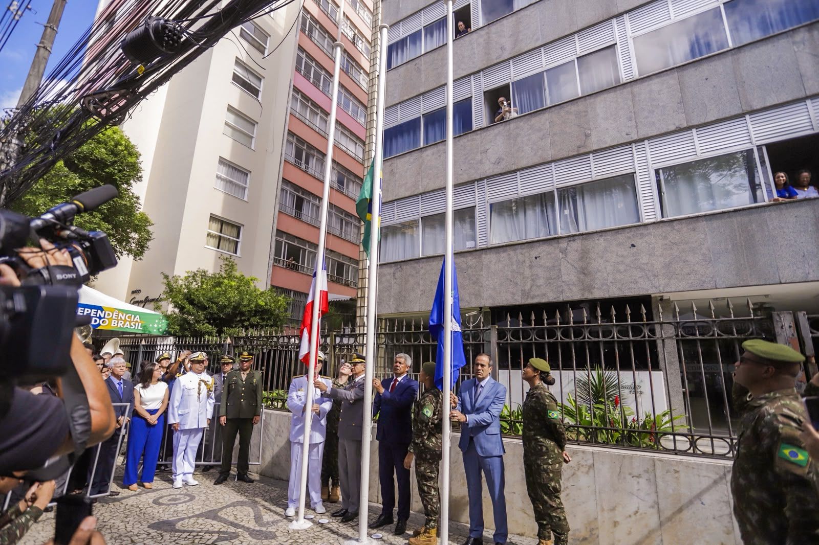Milhares de pessoas acompanham, nesta segunda-feira (7), a programa&ccedil;&atilde;o do desfile em celebra&ccedil;&atilde;o &agrave; Independ&ecirc;ncia do Brasil, no Centro de Salvador. | Foto: Igor Santos/Secom PMS