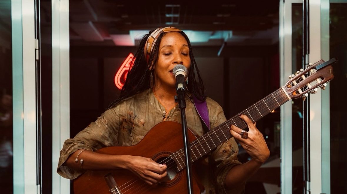 Filha de mãe brasileira e de um dos maiores nomes da música jamaicana, Nabiyah cresceu imersa em shows internacionais, música marcantes e na efervescência cultural da capital baiana. | Foto: Redes Sociais