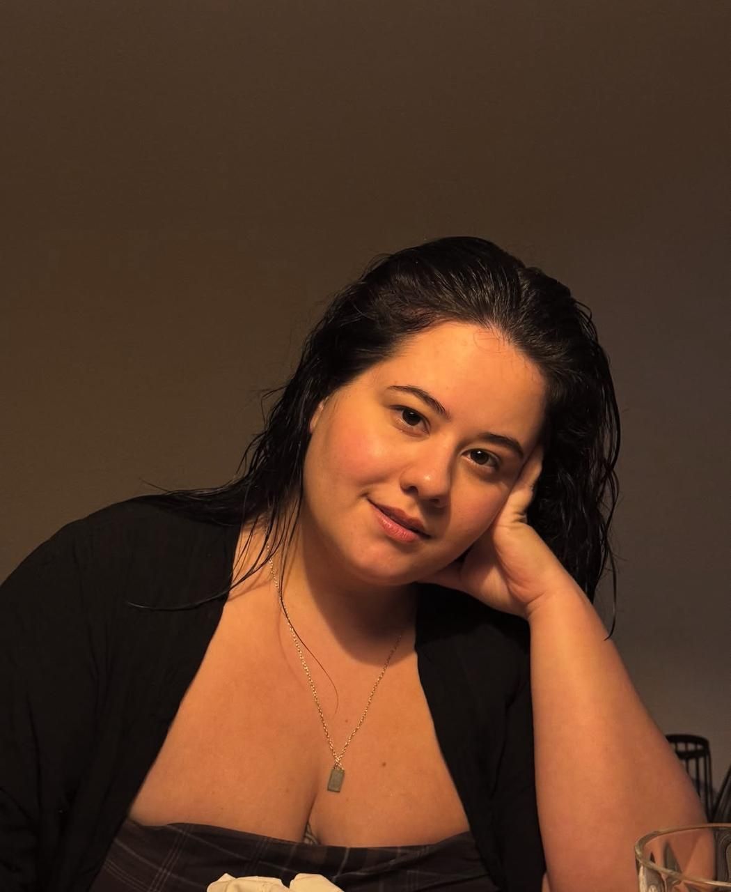 Segundo Karol, ela utiliza os remédios há um mês, mas ainda sente efeitos colaterais fortes. | Foto: Redes Sociais