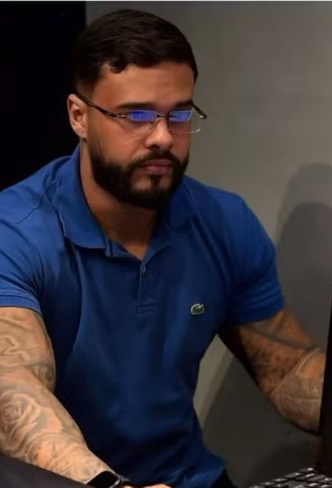 Vin&iacute;cius Oliveira Vieira, de 31 anos, foi a&nbsp;primeira v&iacute;tima fatal do caso de intoxica&ccedil;&atilde;o por metanol. | Foto: Redes Sociais