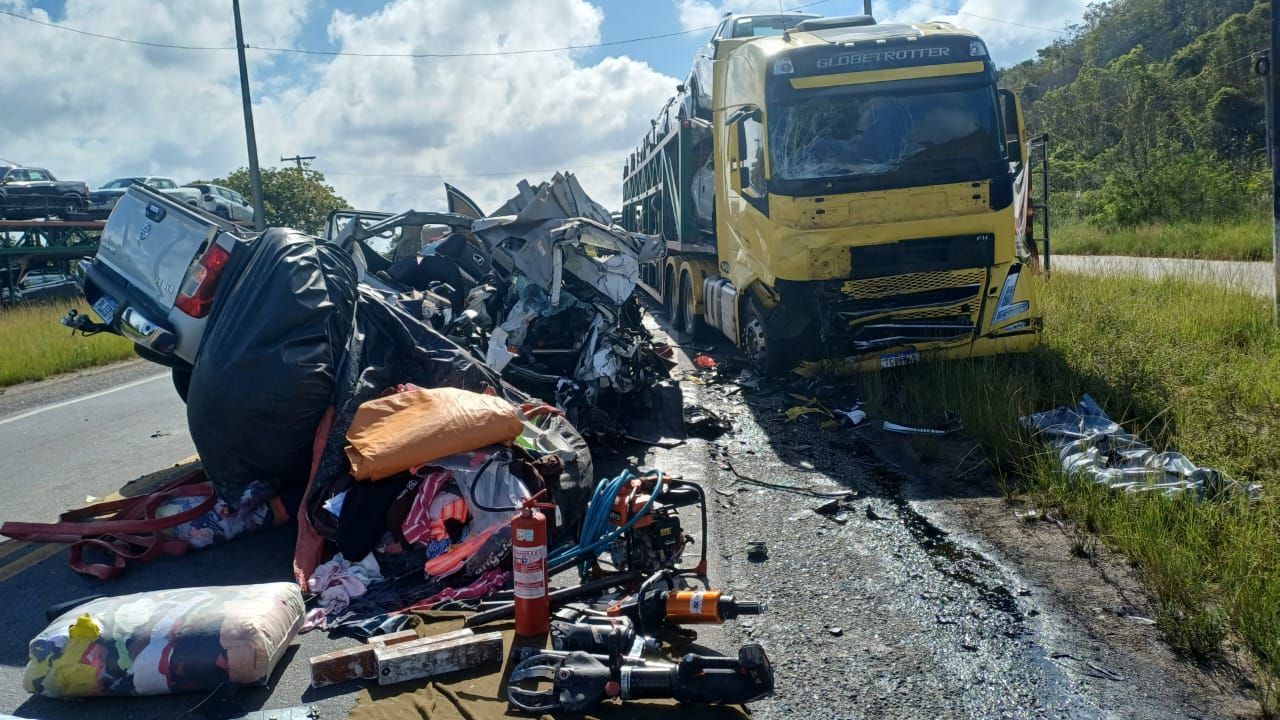 Colisão Frontal Entre Caminhão E Caminhonete Deixa Um Morto E Um Ferido Grave Na Br 101