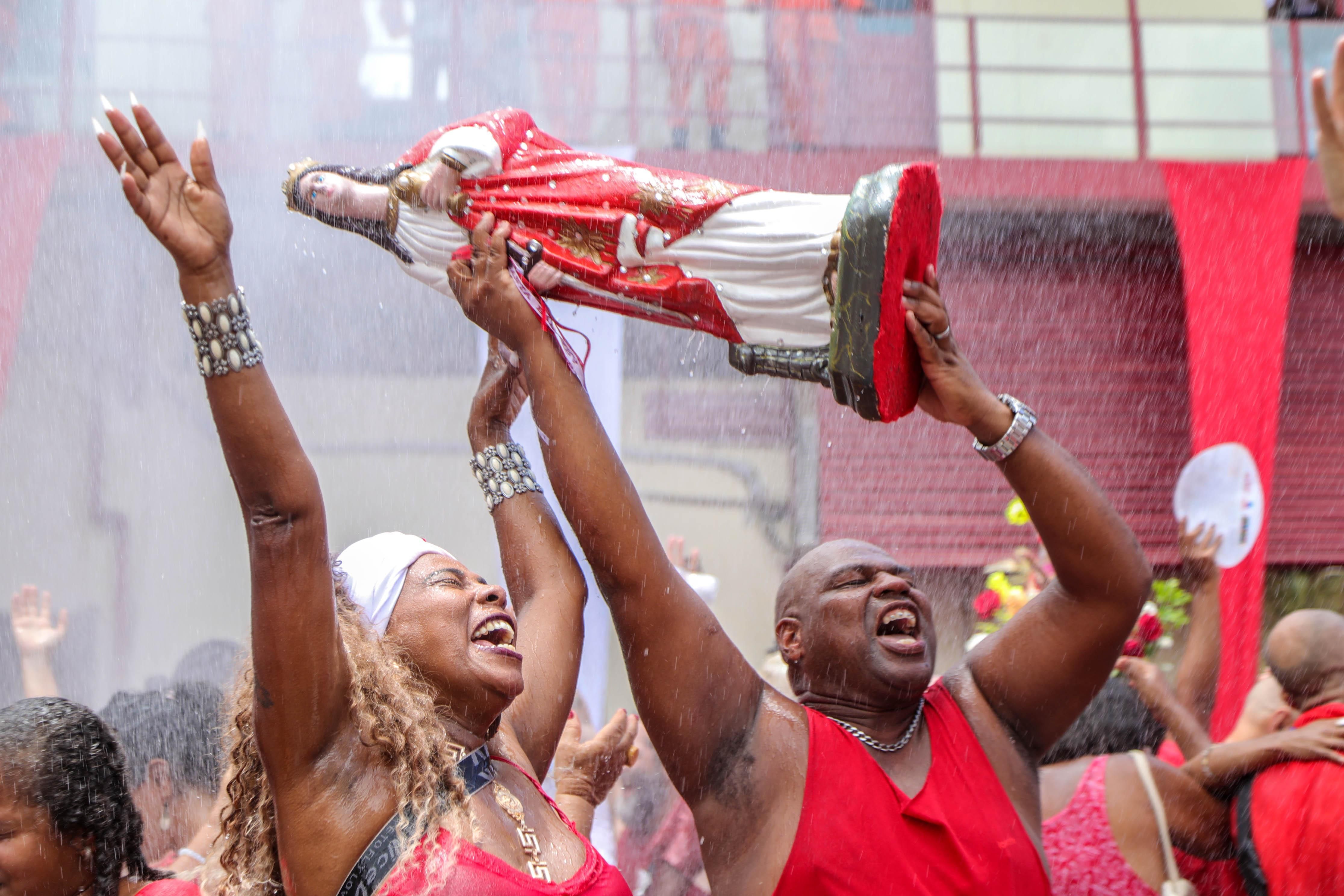 A celebração ocorre no Centro Histórico de Salvador e reúne fé, devoção popular, sincretismo religioso e referências às religiões de matriz africana, especialmente à orixá Iansã. | Foto: Bruno Concha/Secom