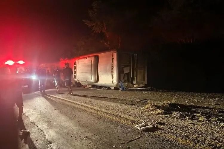 Acidente de ônibus aconteceu quando passageiros iam de Pernambuco a Brumado | Foto: Achei Sudoeste