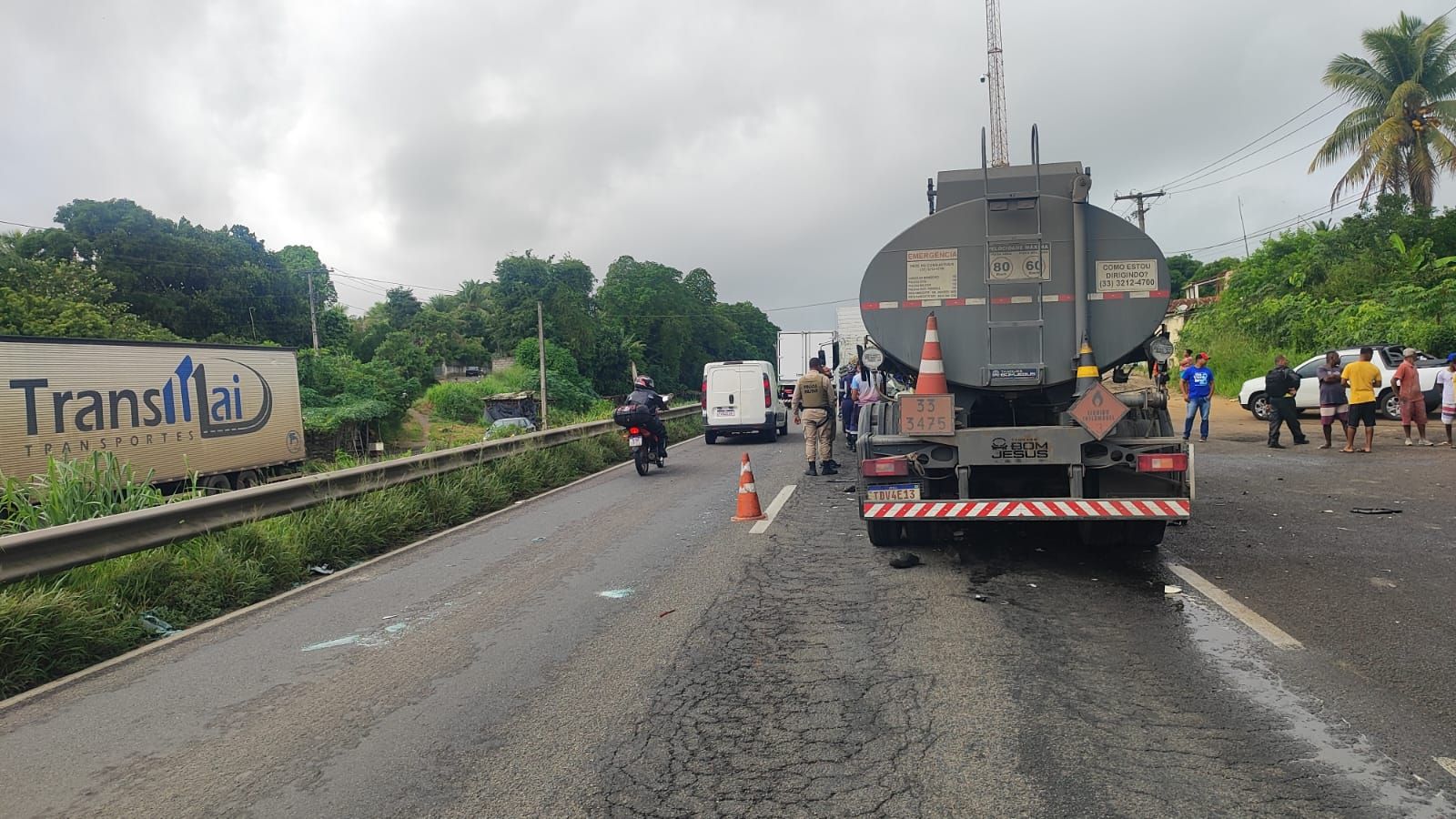 Um acidente entre dois caminh&otilde;es registrado na manh&atilde; desta ter&ccedil;a-feira (12) provocou a interdi&ccedil;&atilde;o parcial da BR-324, em Am&eacute;lia Rodrigues. | Foto: PRF