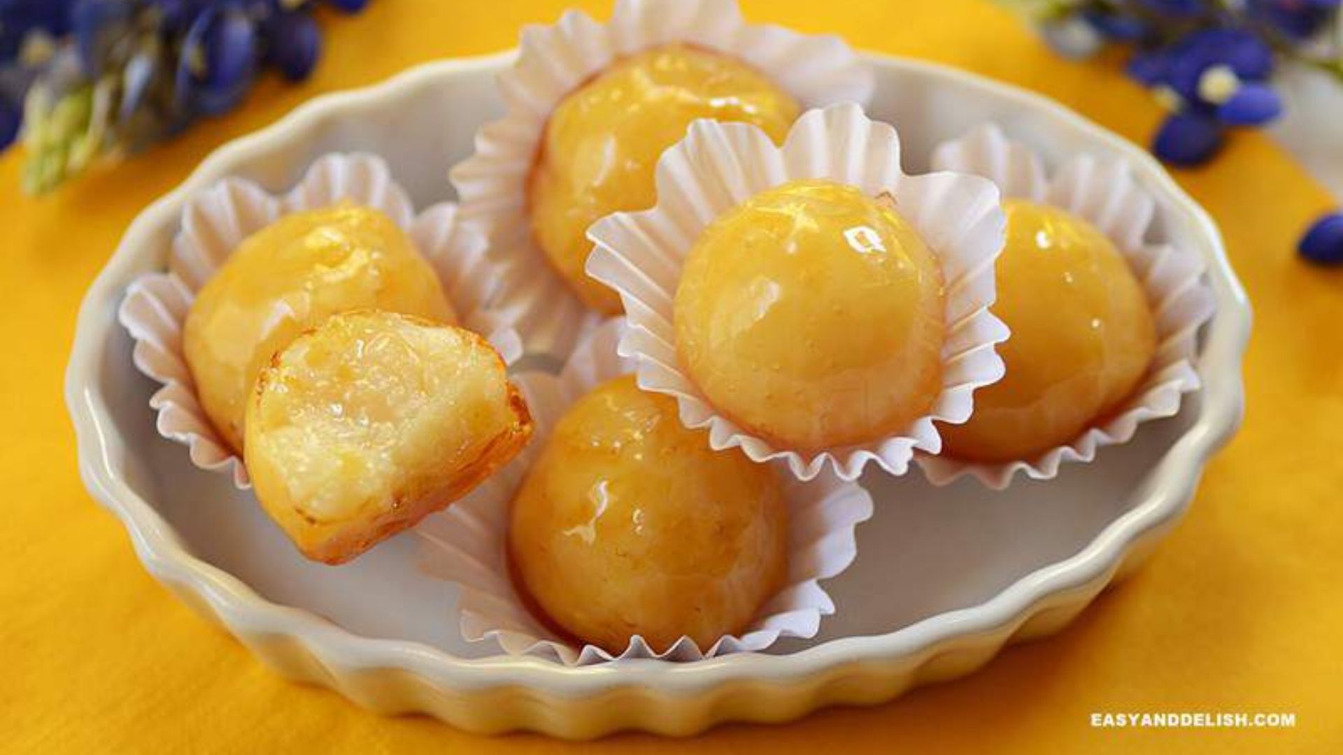 Bala de coco ou bala de vidro | Foto: Easy and Delish