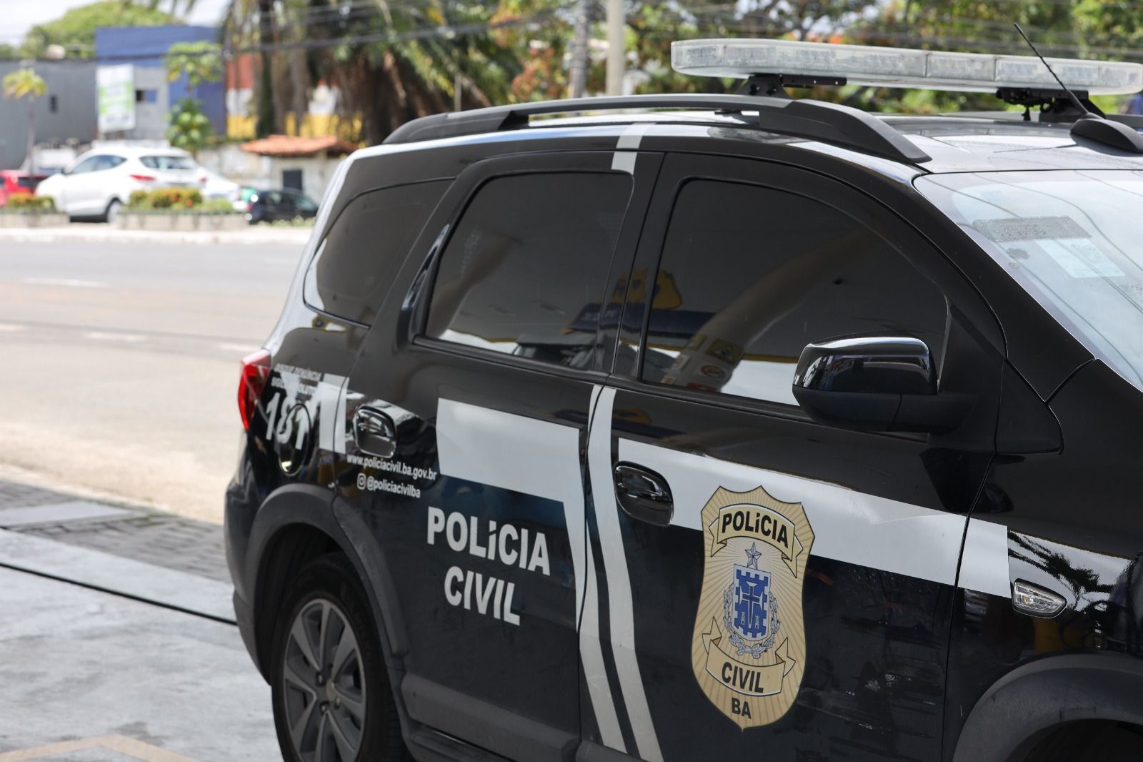 Durante a opera&ccedil;&atilde;o, os agentes apreenderam uma pistola calibre 9mm com numera&ccedil;&atilde;o raspada. | Foto: Divulga&ccedil;&atilde;o/Ascom PC-BA