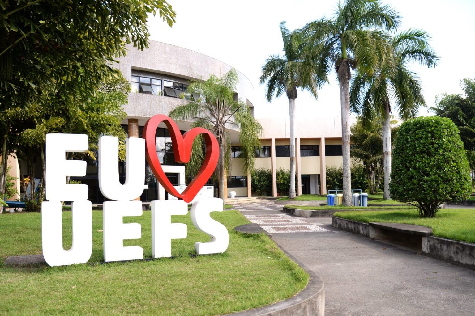 Os estudantes tamb&eacute;m mencionam uma disputa envolvendo institui&ccedil;&otilde;es privadas de ensino superior e a oferta de est&aacute;gios no sistema p&uacute;blico de sa&uacute;de. | Foto: Uefs