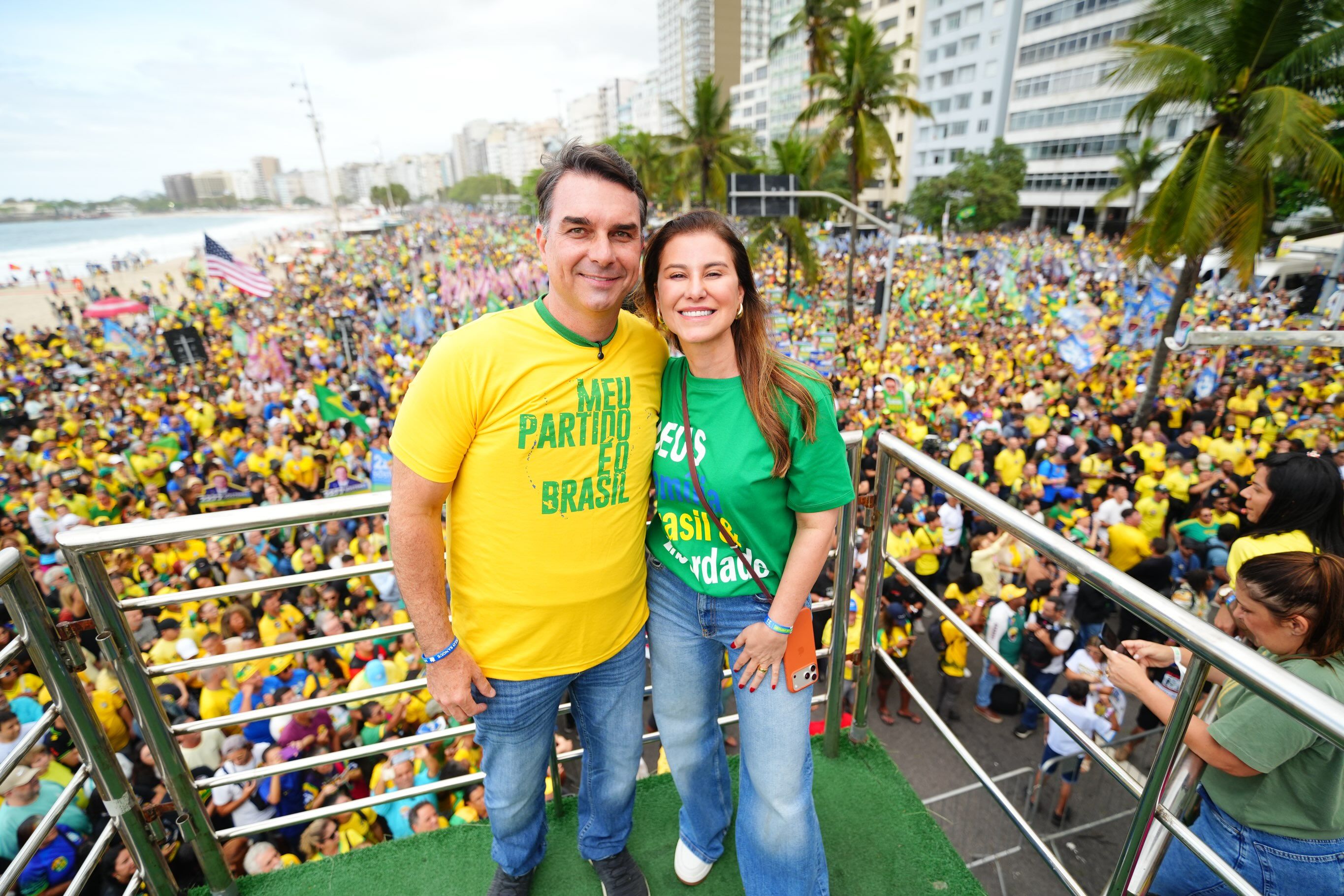 A maior participação de Fernanda na campanha também é analisada como parte da estratégia de comunicação eleitoral de Flávio Bolsonaro. | Foto: Redes Sociais