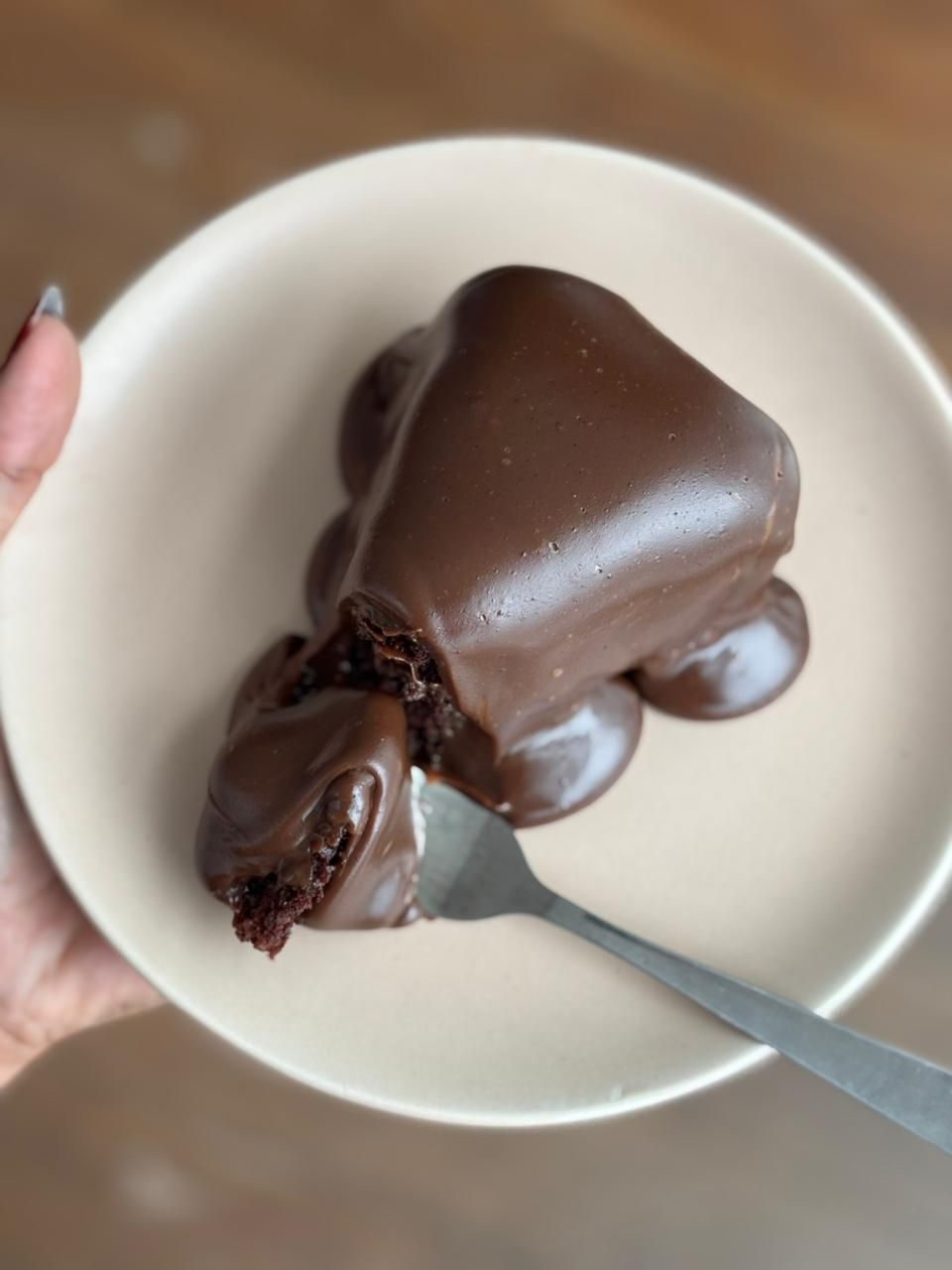 Nesta terça-feira (27), no Dia Mundial do Bolo de Chocolate, o Aratu On visitou o café, que tem vista para o Elevador Lacerda. | Foto: Raissa Gomes/Aratu On