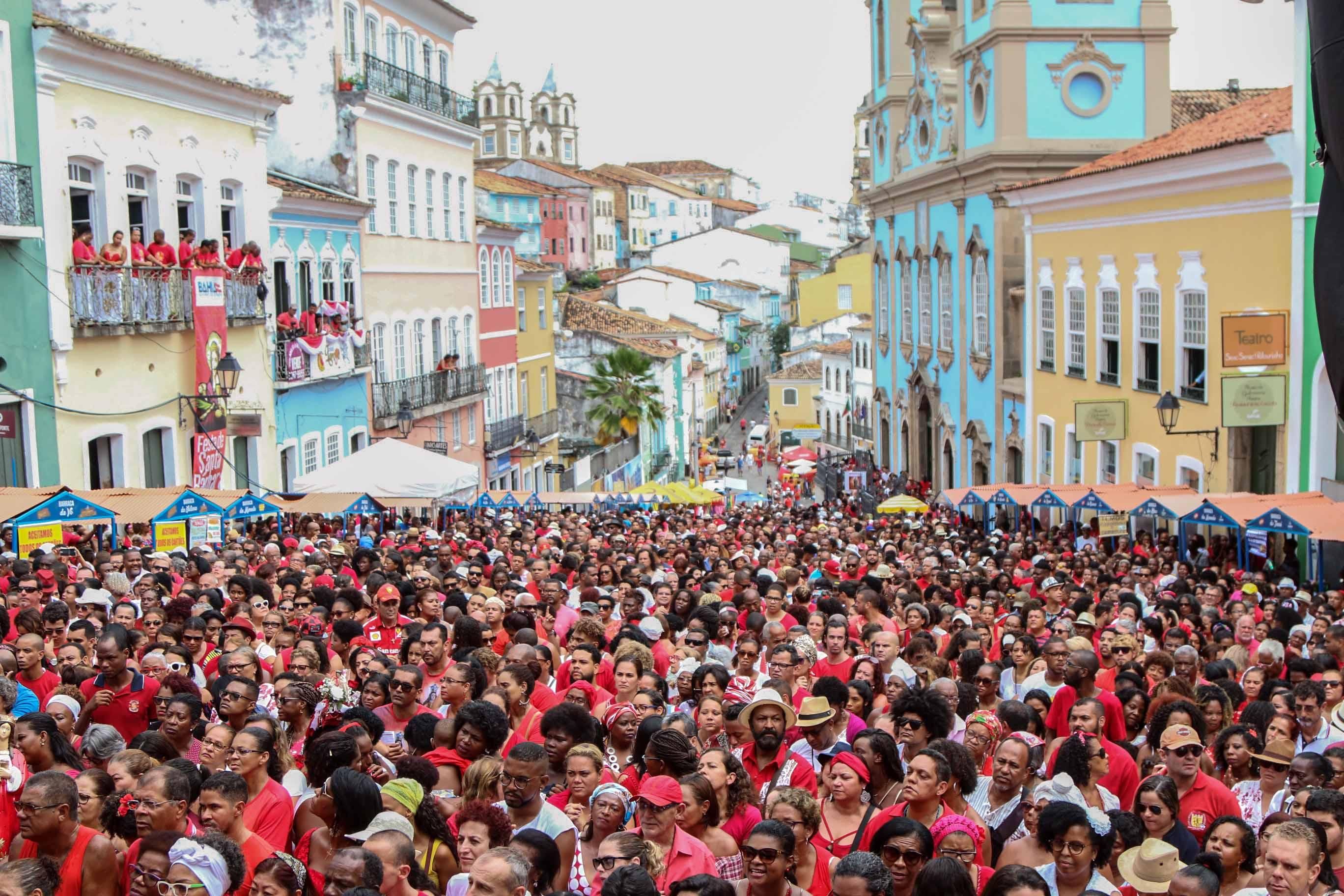 Nas primeiras horas do dia, devotos vestidos de vermelho e branco lotam o Largo do Pelourinho para acompanhar a missa campal. | Foto: Bruno Concha/Ascom PMS