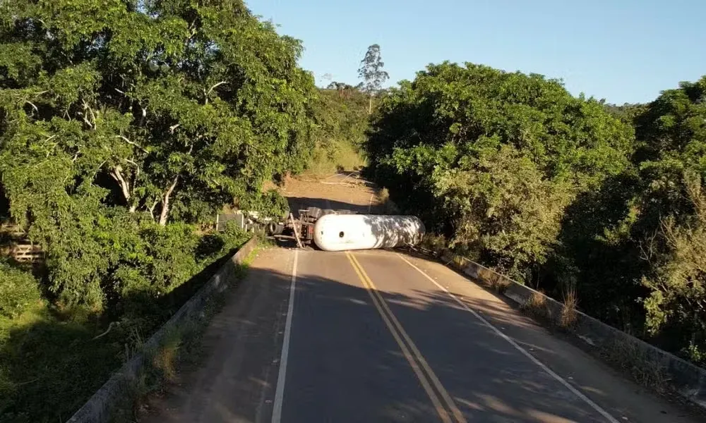 Um acidente envolvendo uma carreta-tanque provocou a morte de uma pessoa e interditou totalmente a BR-330, no km 885, em Ubat&atilde;. | Foto: TV Santa Cruz