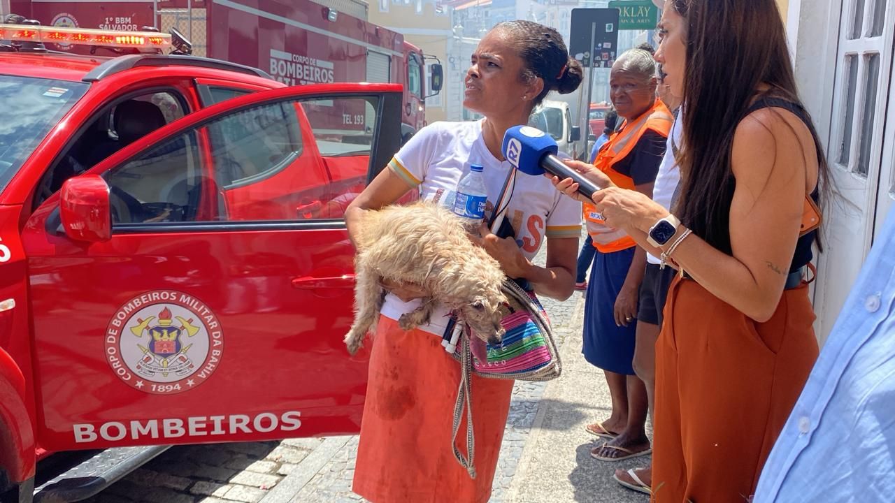 Dejane Santos, de 50 anos, disse, em entrevista ao Aratu On, que seus animais de estima&ccedil;&atilde;o ficaram presos no inc&ecirc;ndio. | Foto: Anna Caroline/Aratu On