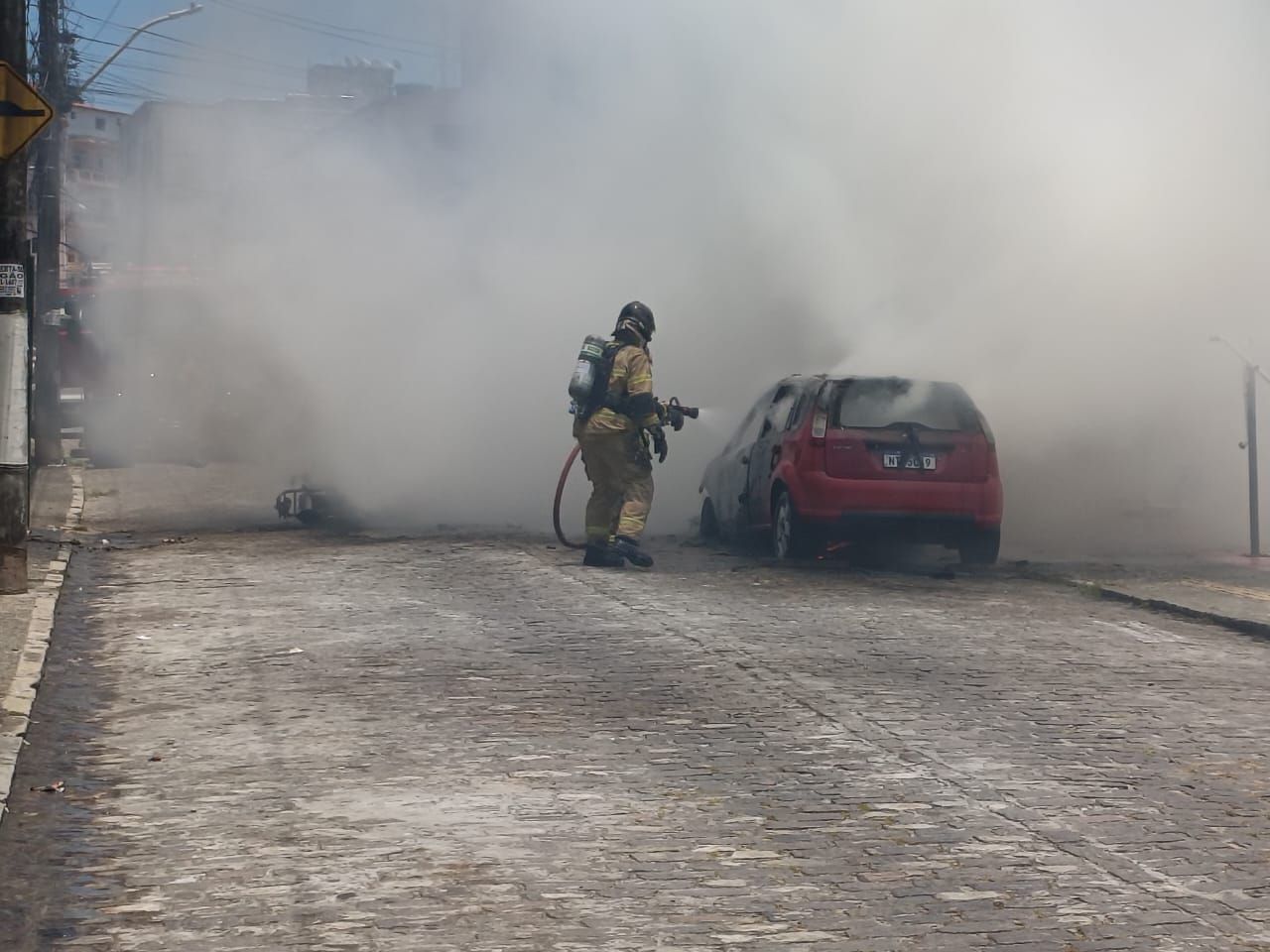 Uma moto el&eacute;trica explodiu e provocou um inc&ecirc;ndio que atingiu um carro no final da manh&atilde; deste s&aacute;bado (10). | Foto: Dinaldo dos Santos/Aratu On
