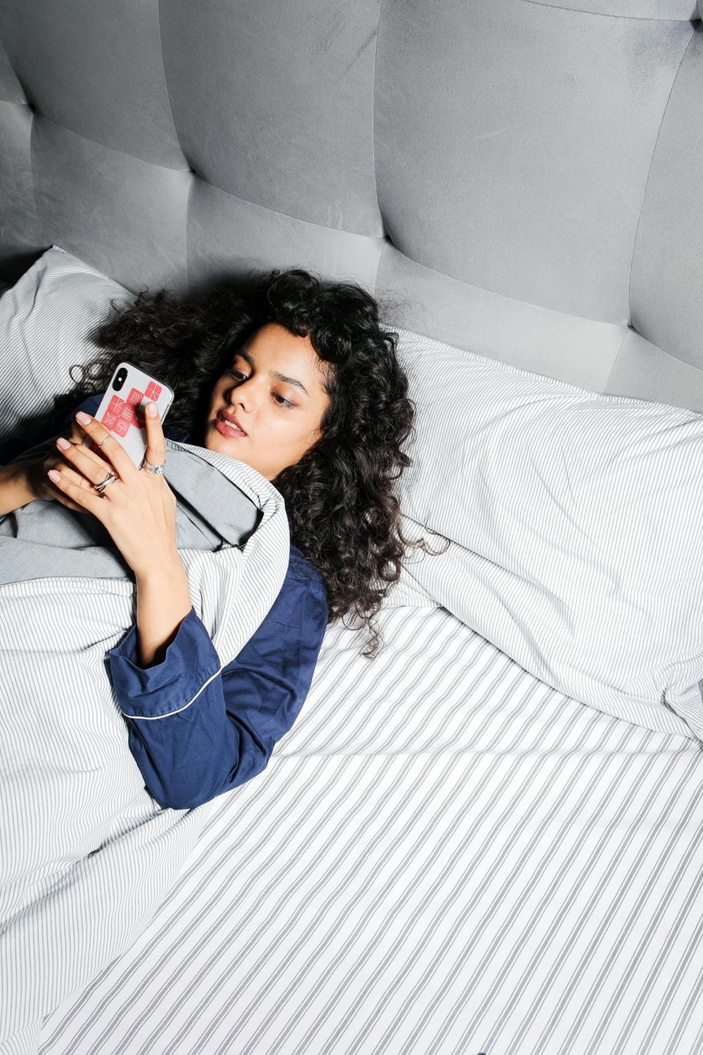 Celulares, tablets e televisores emitem luz azul, que inibe a produ&ccedil;&atilde;o de melatonina e mant&eacute;m o c&eacute;rebro em estado de alerta. | Foto: Ilustrativa/Pexels