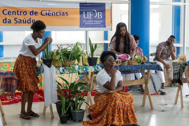 Com uma apresentação que reuniu poesia, teatro e música, a Caravana levou ao público uma proposta artística voltada à denúncia das injustiças. | Foto: Divulgação/Secretaria Municipal de Educação