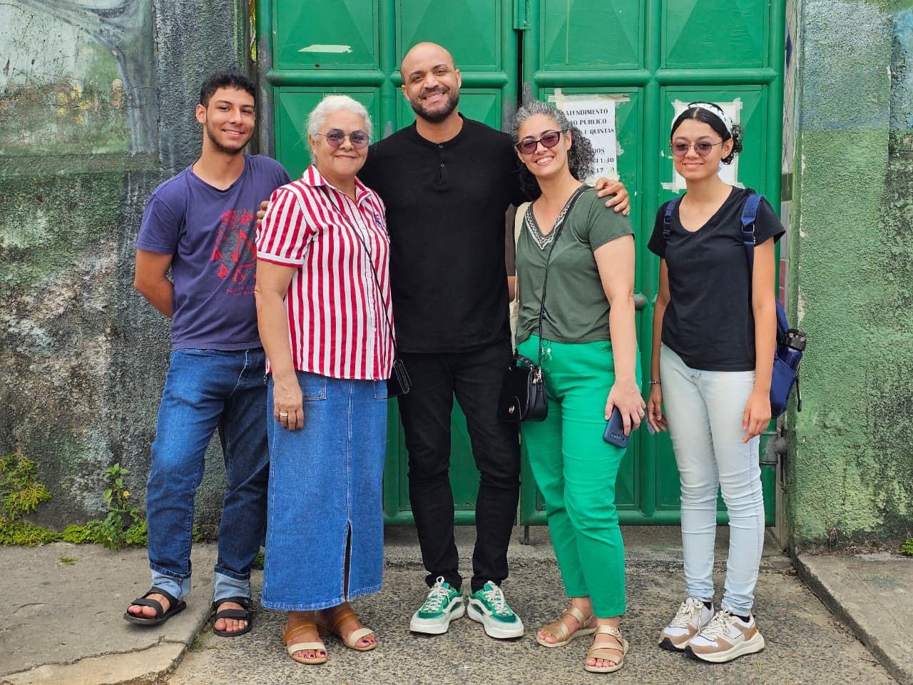 A neta Em&iacute;lia Santos da Concei&ccedil;&atilde;o Silva, estudante do 8&ordm; ano, afirmou que a av&oacute; &eacute; fonte de inspira&ccedil;&atilde;o. | Foto: Arquivo Pessoal/SEC