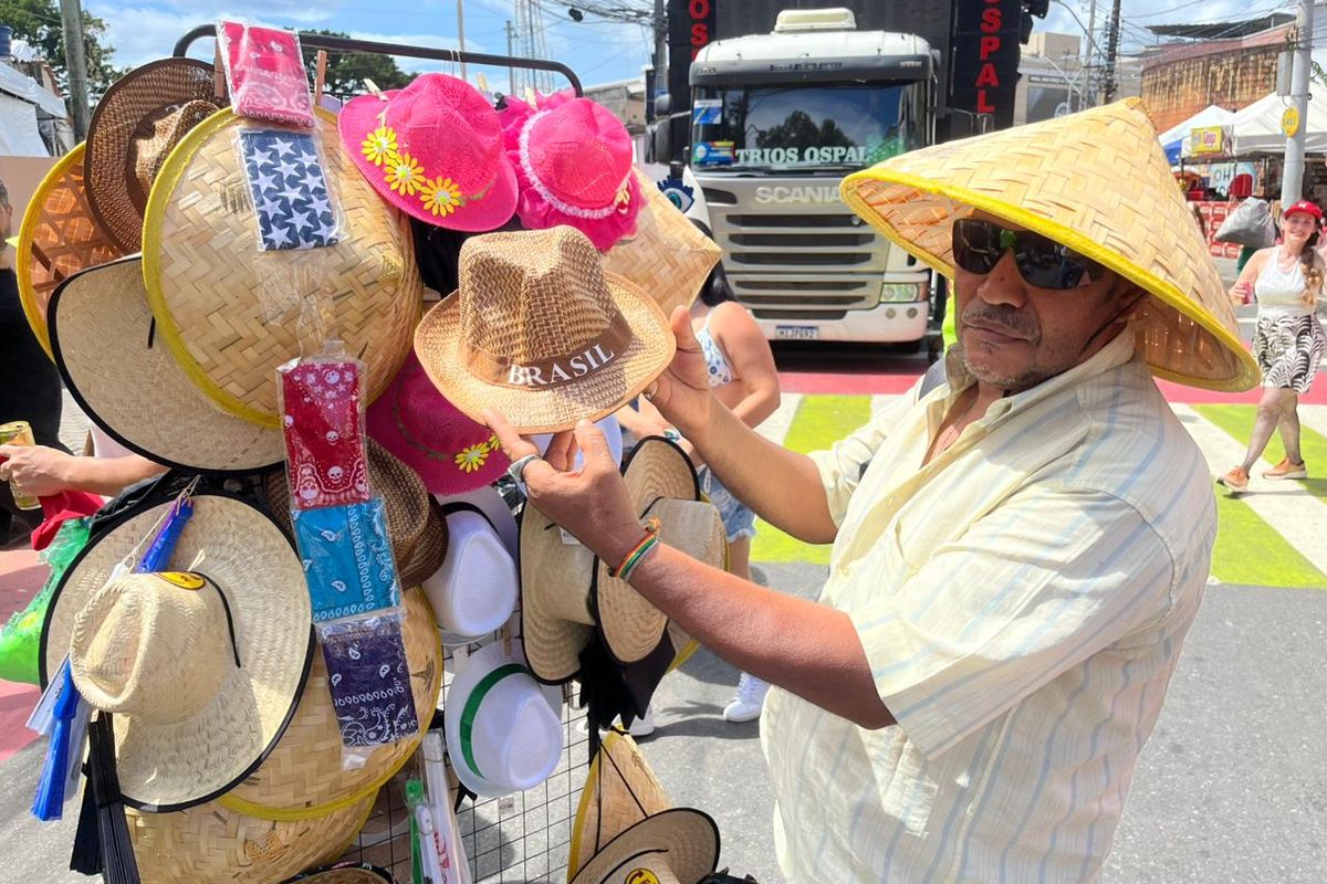 Fernando silva, vendedor ambulante no Circuito Osmar do Carnaval de Salvador. Foto: Matheus Caldas / Aratu On