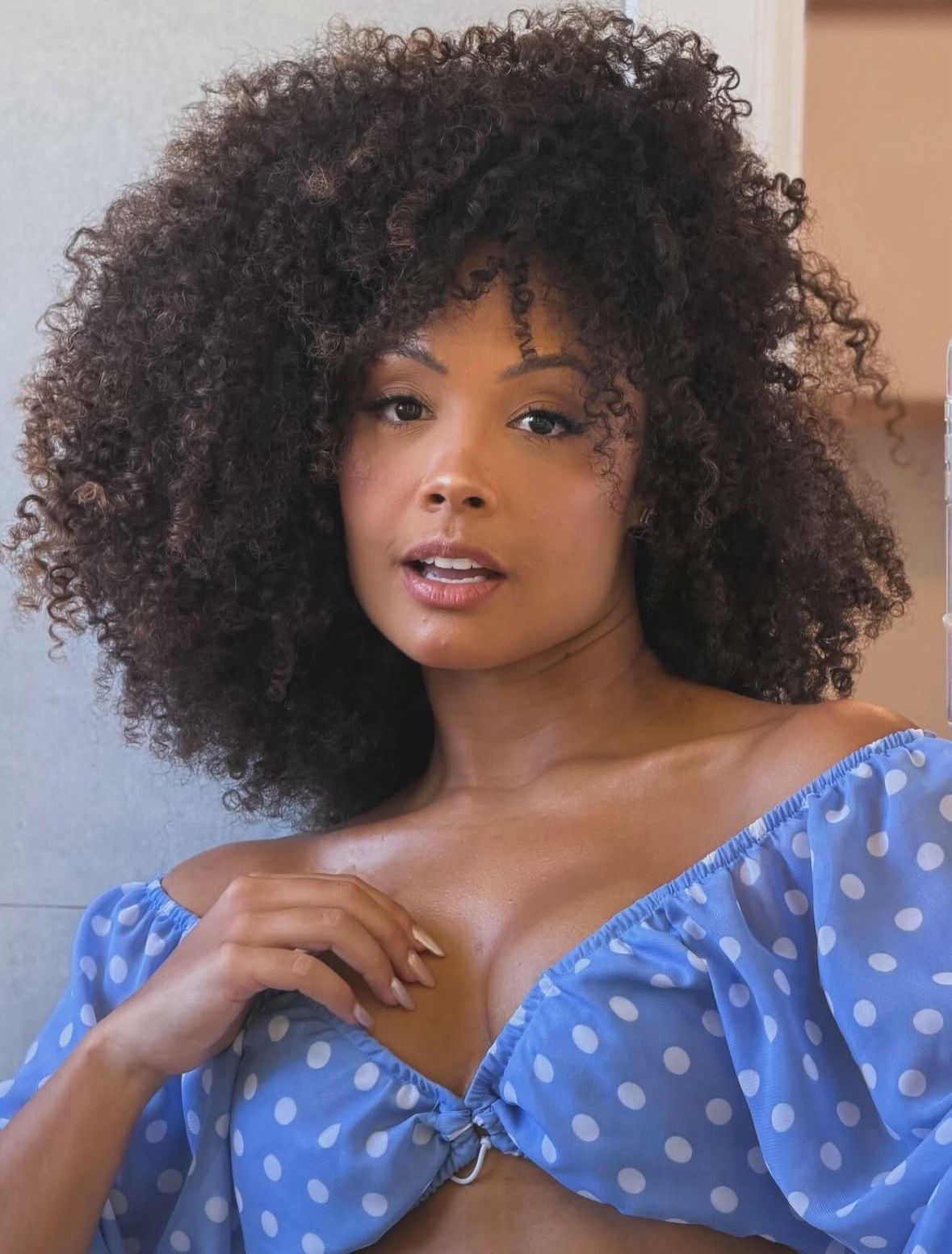 Rafaela Moreira chamou a atenção nas redes ao trocar a letra de Rebolation, de Leo Santana, pela de Firme e Forte, de Márcio Victor. | Foto: Redes Sociais