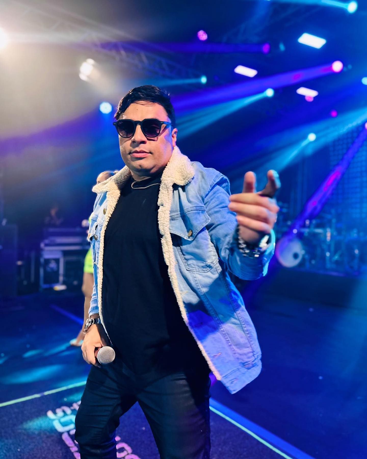 Nos últimos anos, o artista seguia a carreira como vocalista da Collo de Menina. | Foto: Redes Sociais