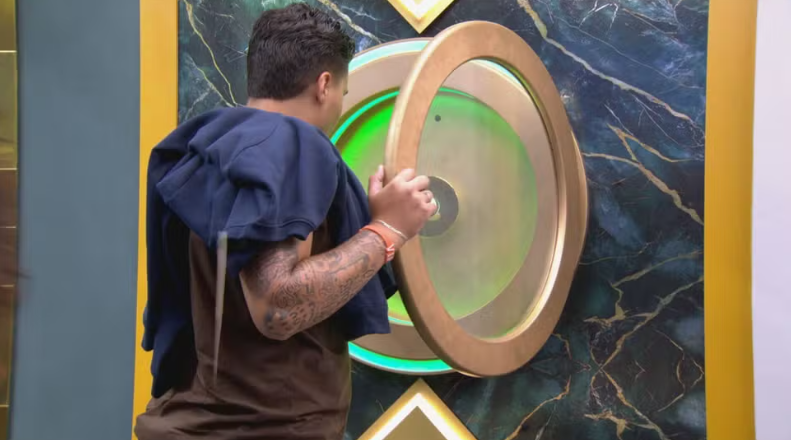 Desde que deixou o reality show, o vendedor permanece internado em uma instituição psiquiátrica. | Foto: Gshow