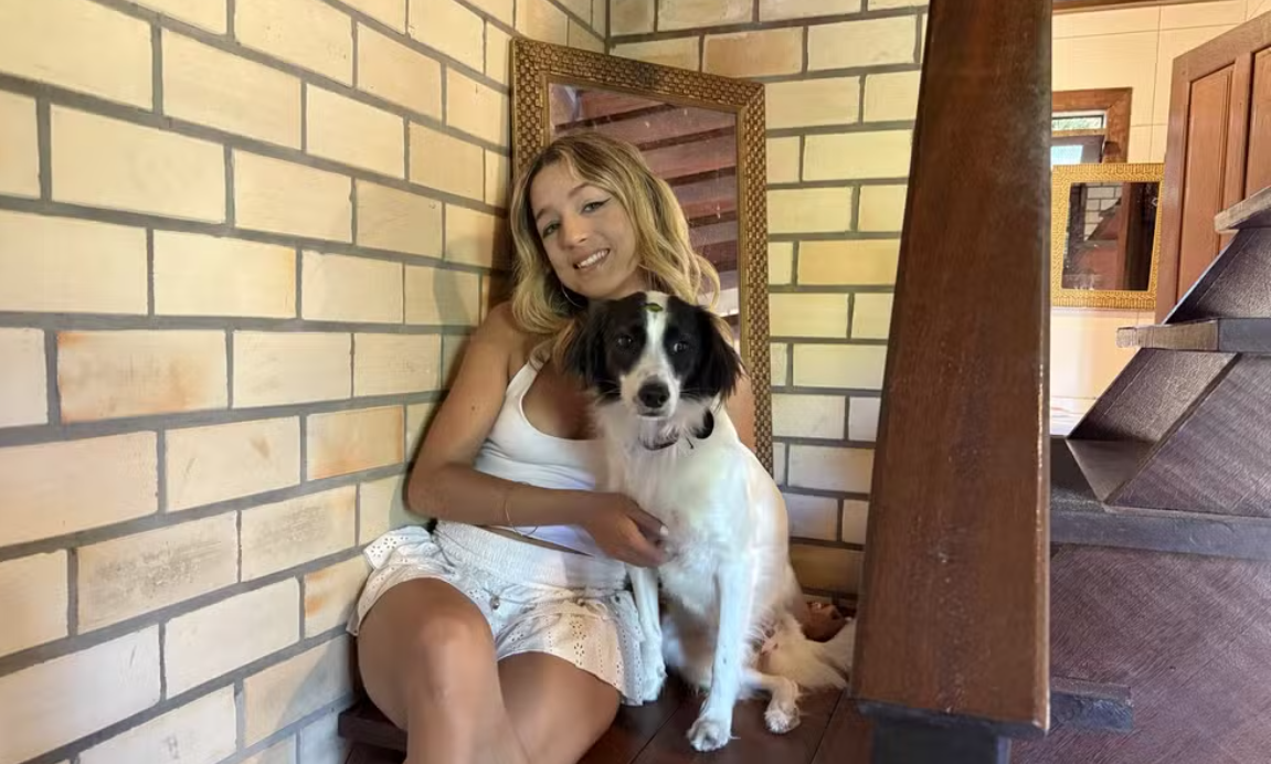 Ao descobrir que o animal havia recebido a pr&oacute;tese, os participantes celebraram junto com ela. | Foto: Redes Sociais