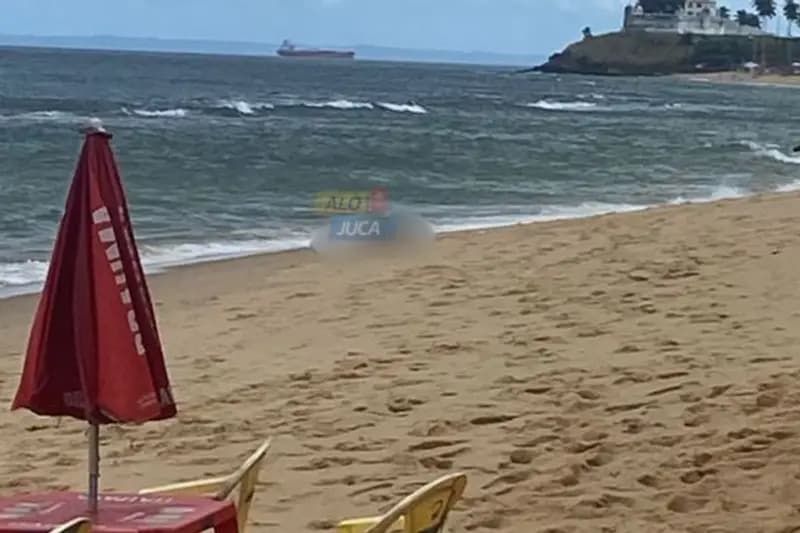 Um corpo foi encontrado boiando na manh&atilde; deste s&aacute;bado (27) na praia de Roma, na regi&atilde;o da Cidade Baixa, em Salvador. | Foto: Al&ocirc; Juca