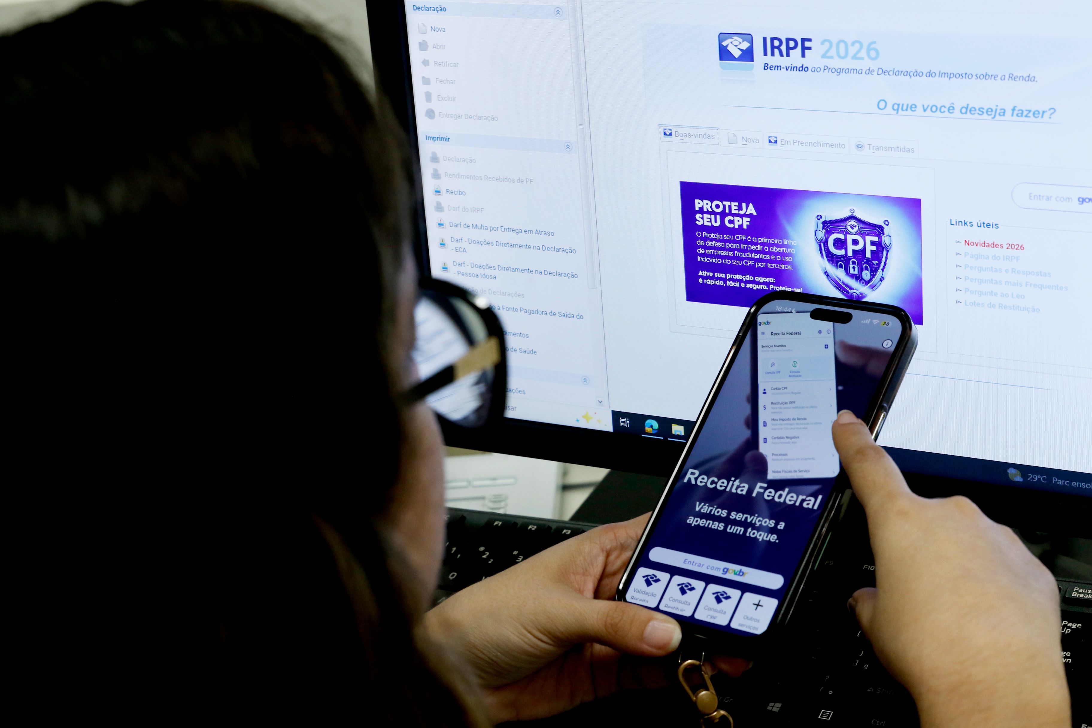 Criminosos est&atilde;o aproveitando o per&iacute;odo de entrega da declara&ccedil;&atilde;o do Imposto de Renda para aplicar golpes na internet. | Foto: Bruno Peres/Ag&ecirc;ncia Brasil