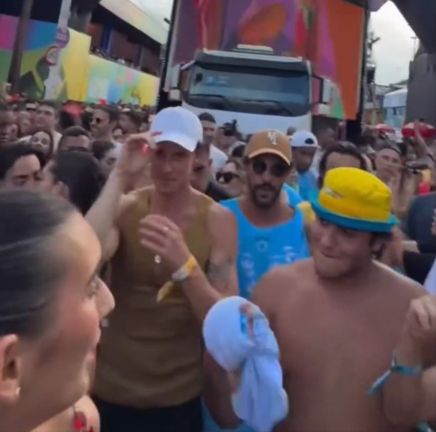 Marcelo Sangalo, Shawn Mendes e a atriz Bruna Marquezine desceram do trio el&eacute;trico para curtir no ch&atilde;o. | Foto: Redes Sociais