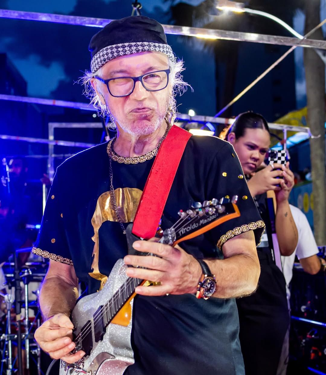 O guitarrista Aroldo Mac&ecirc;do, refer&ecirc;ncia da guitarra baiana e um dos herdeiros do trio el&eacute;trico, foi diagnosticado com uma doen&ccedil;a neurodegenerativa rara e grave. | Foto: Redes Sociais