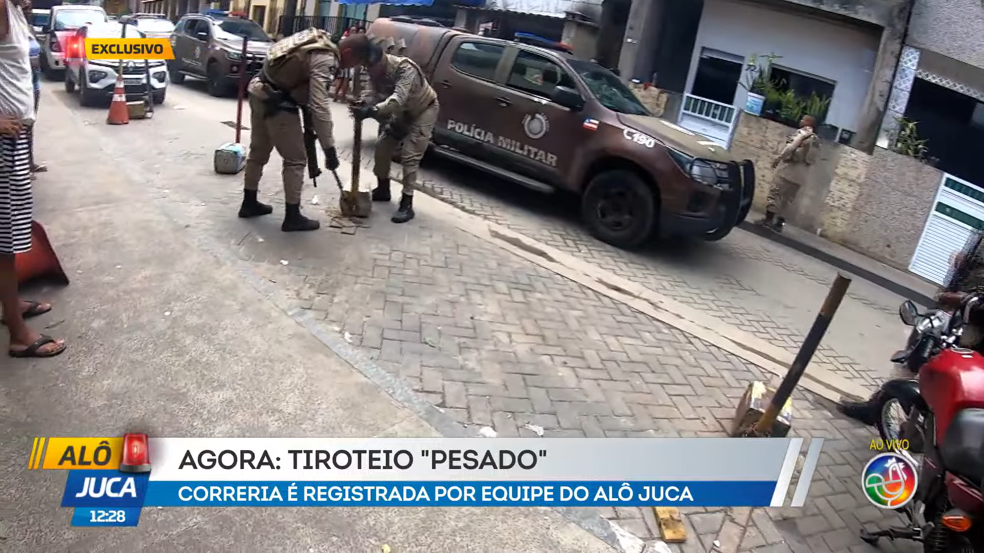 O ferido foi socorrido pela Polícia Militar e encaminhado para o Hospital Geral do Estado (HGE) em uma viatura da corporação. | Foto: Reprodução/TV Aratu