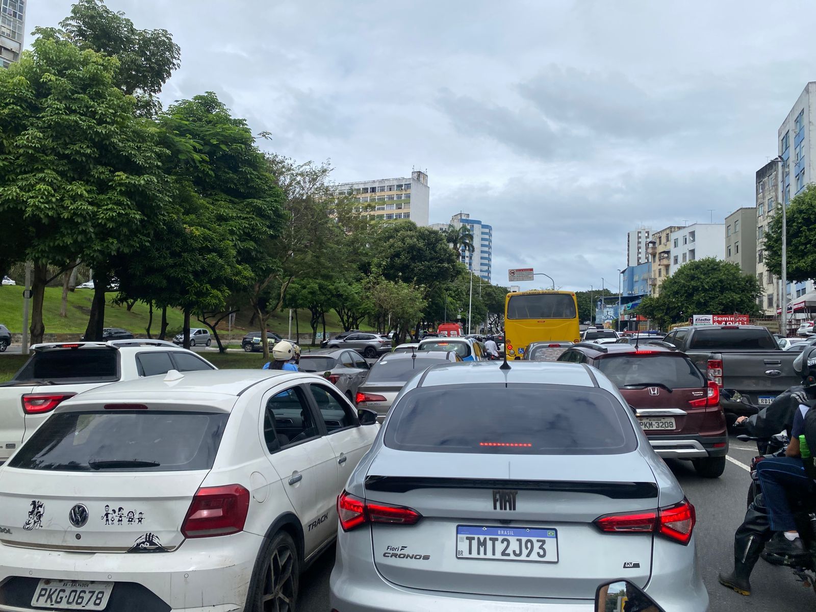 O acidente mobilizou equipes de seguran&ccedil;a e atendimento de emerg&ecirc;ncia, al&eacute;m de causar congestionamento na regi&atilde;o. | Foto: Anna Caroline Santiago/Aratu On