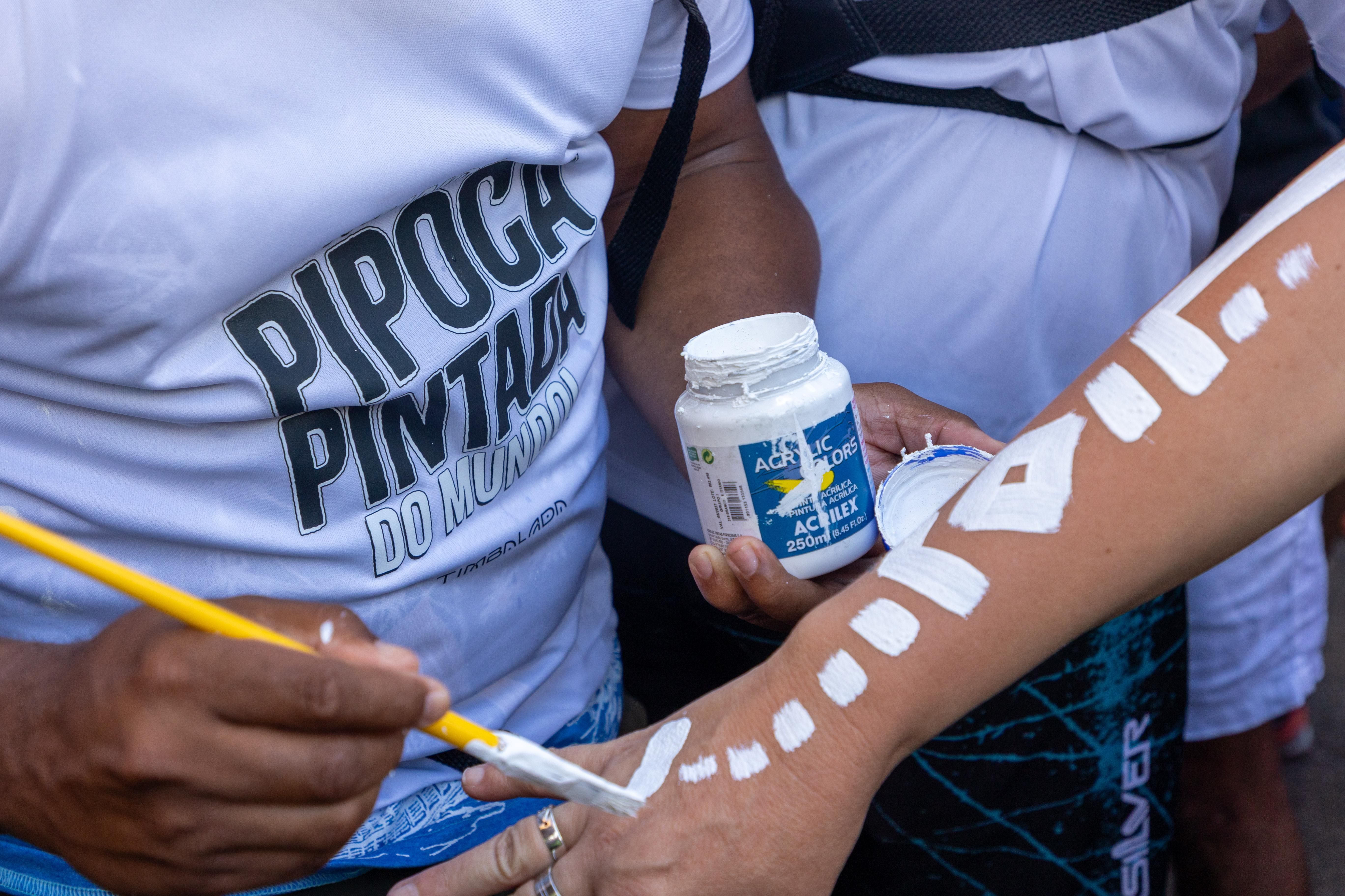 Uma mulher foi presa na segunda-feira (16), no Circuito Osmar, suspeita de extorquir turistas por meio de pinturas corporais durante o Carnaval. | Foto: Joka O. Gueiros/Secom