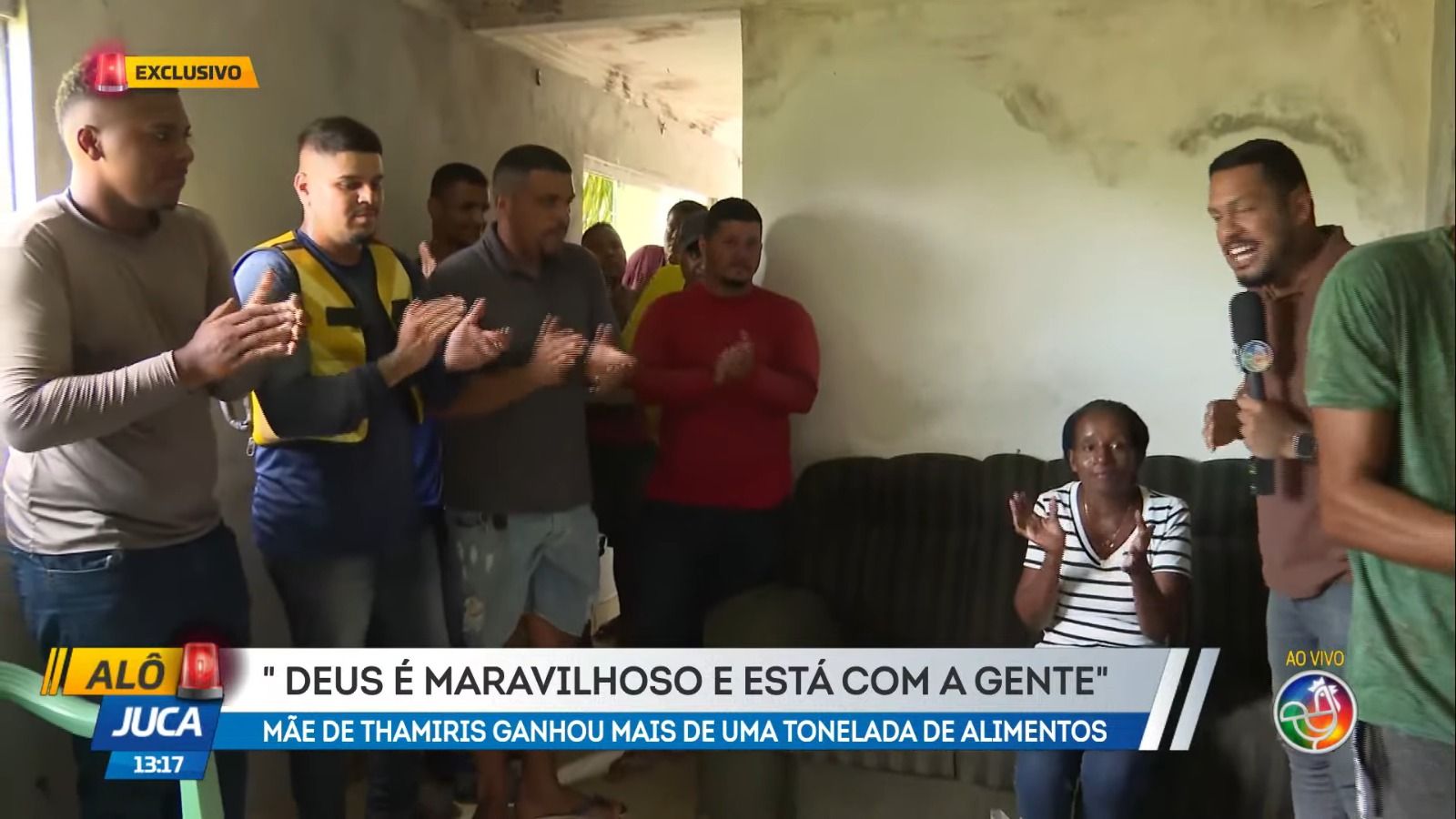 Um grupo de motociclistas entregou uma tonelada de cestas b&aacute;sicas arrecadadas para Ana dos Santos, m&atilde;e de Thamiris. | Foto: Reprodu&ccedil;&atilde;o/TV Aratu
