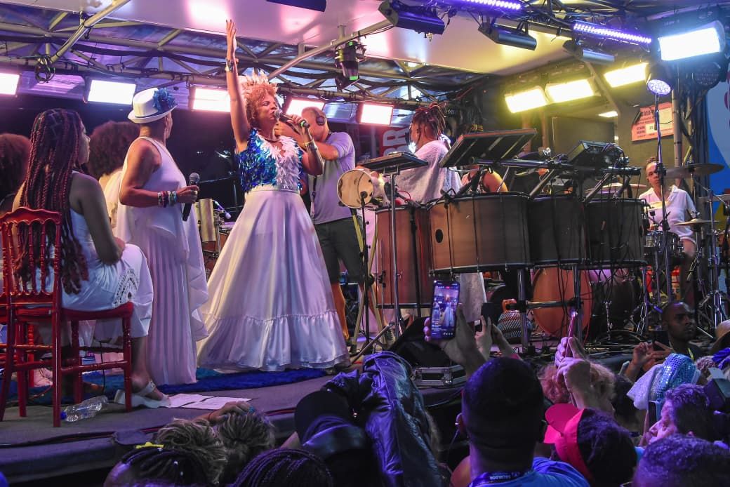 O espet&aacute;culo tem dire&ccedil;&atilde;o de Larissa Luz e re&uacute;ne diferentes artistas ao longo da programa&ccedil;&atilde;o. | Foto: Sandro Honorato/Ag. FPontes